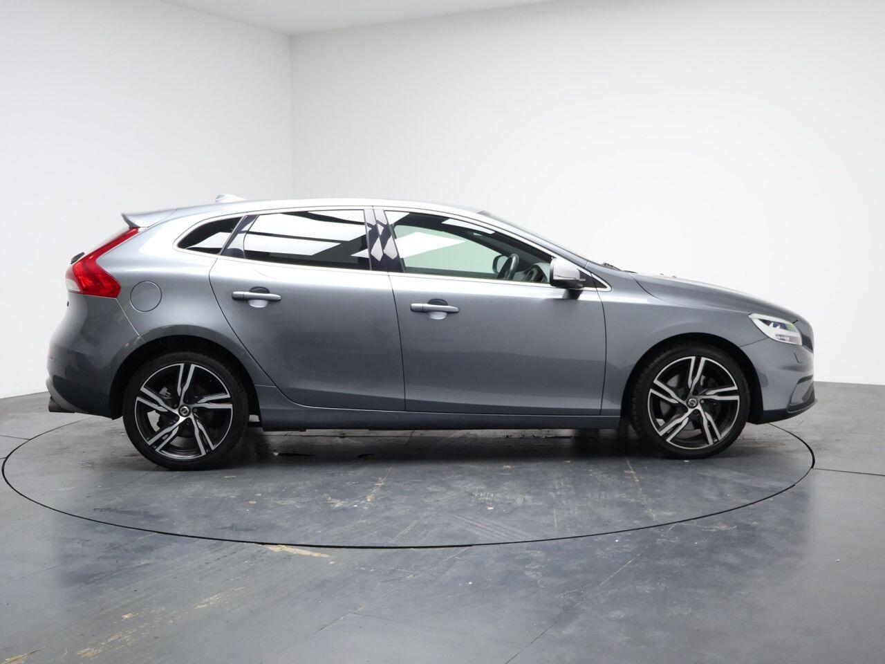 Volvo V40 - Image 14