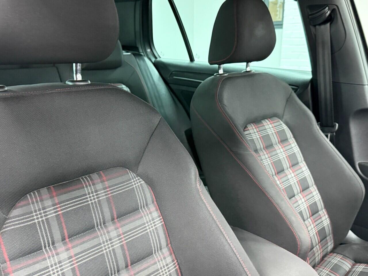 Volkswagen Golf - Image 17