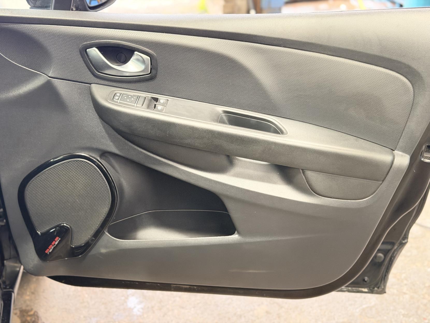 Renault Clio - Image 20