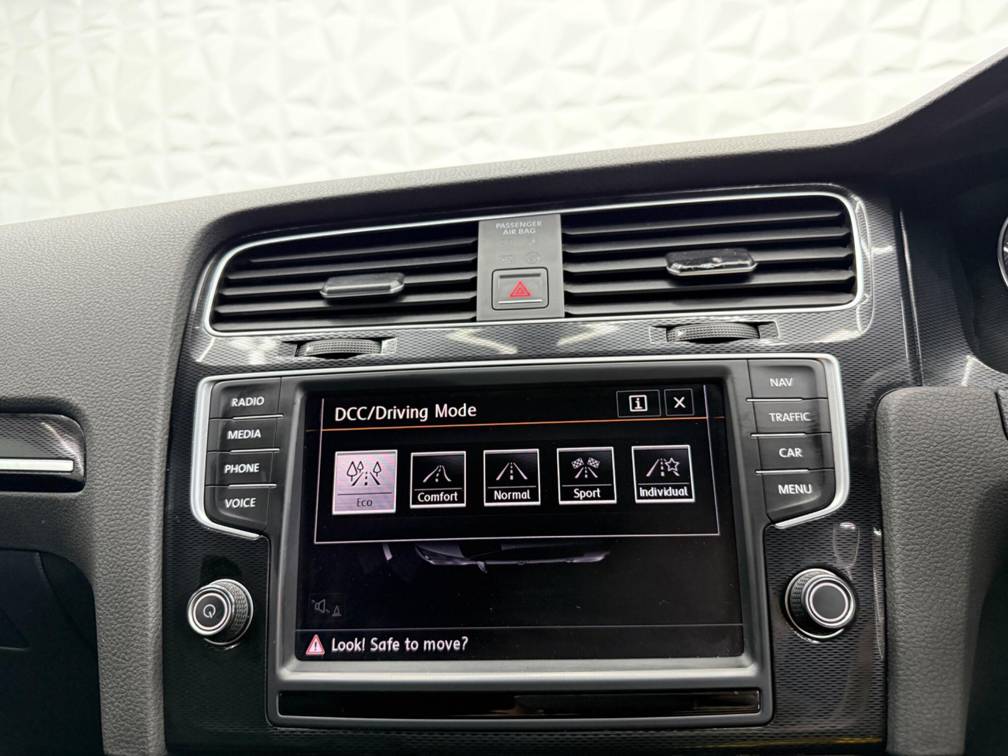 Volkswagen Golf - Image 45