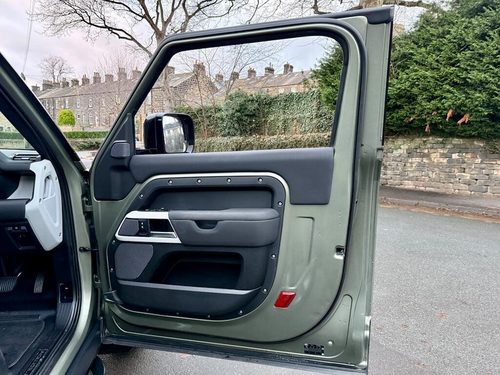 Land Rover Defender 90 - Image 23