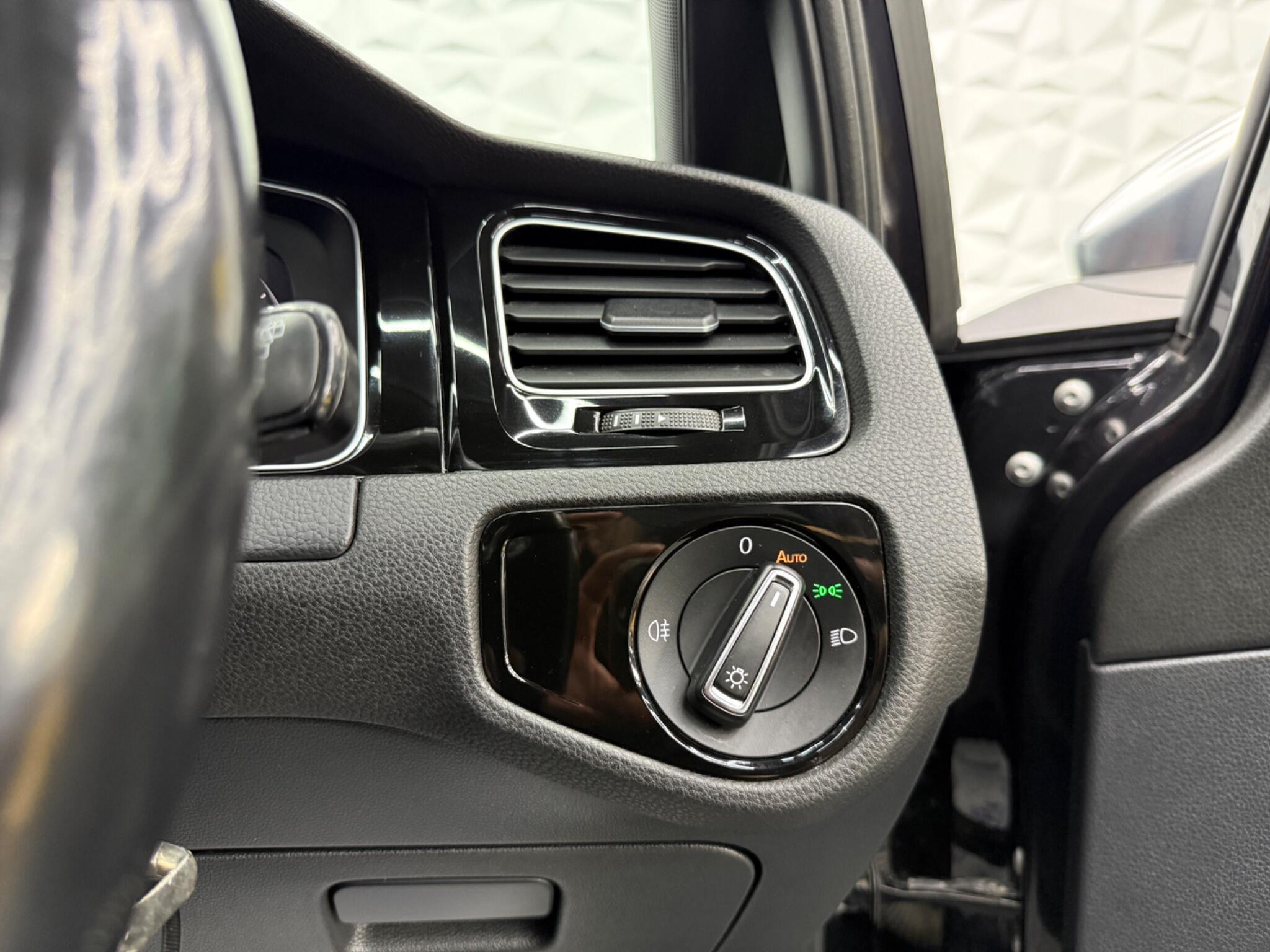 Volkswagen Golf - Image 32