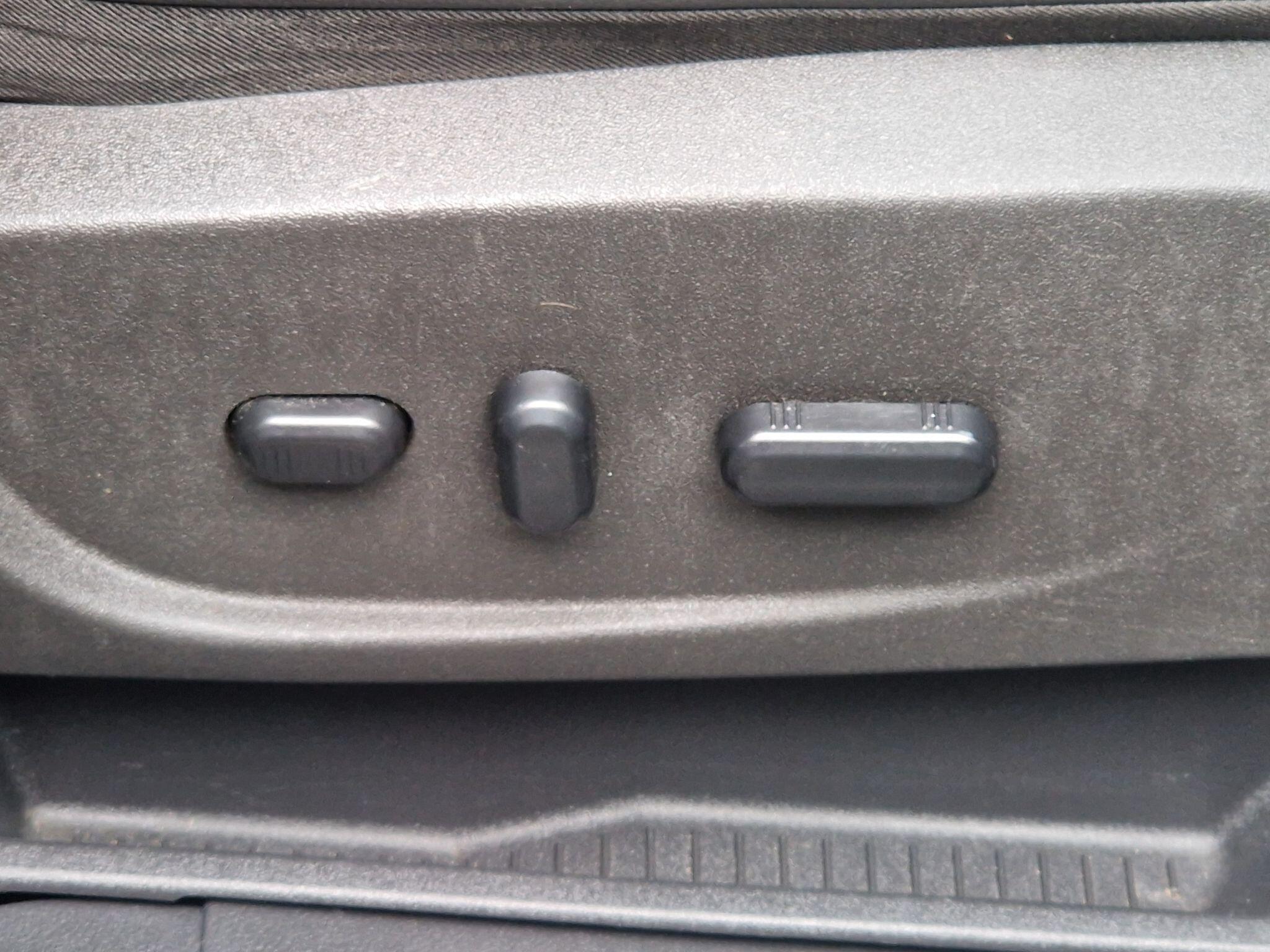 Ford Kuga - Image 24