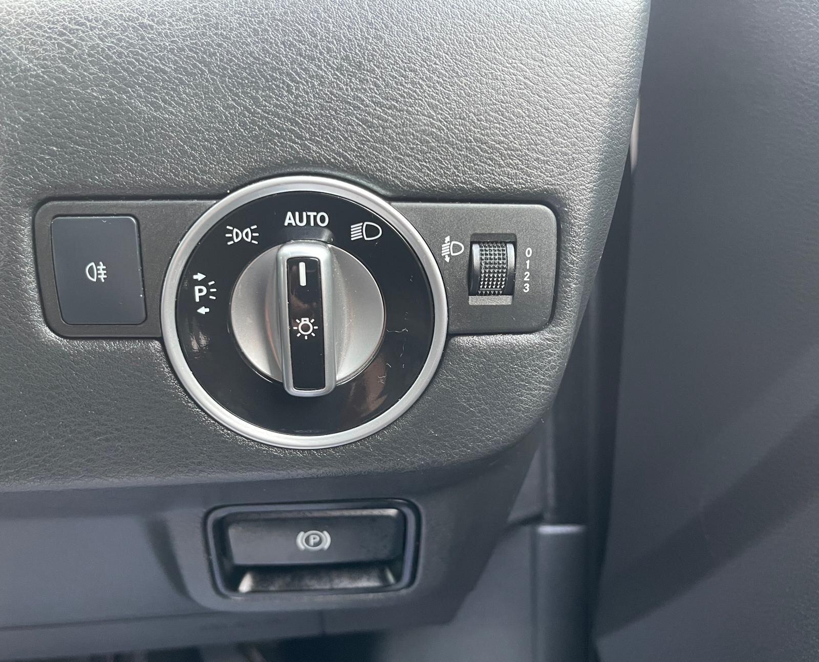 Infiniti Q30 - Image 30