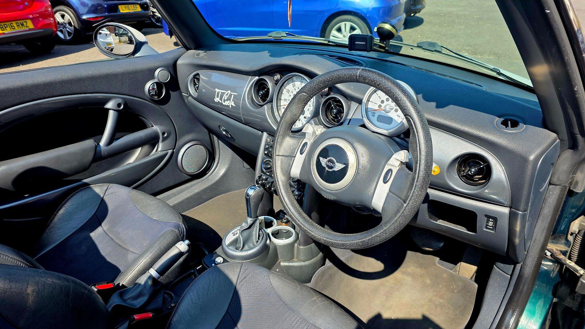 MINI Convertible - Image 11