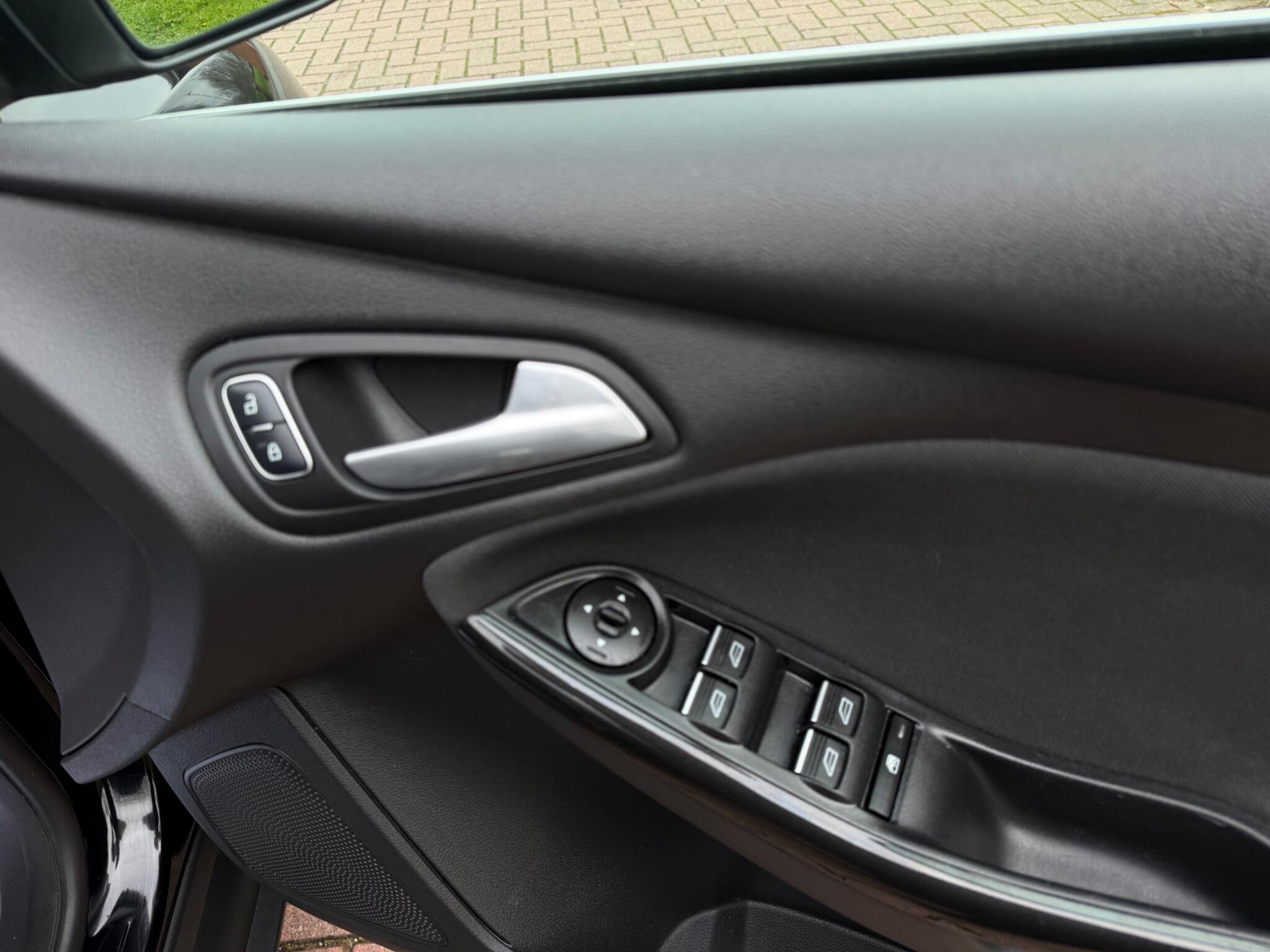 Ford Focus - Image 37