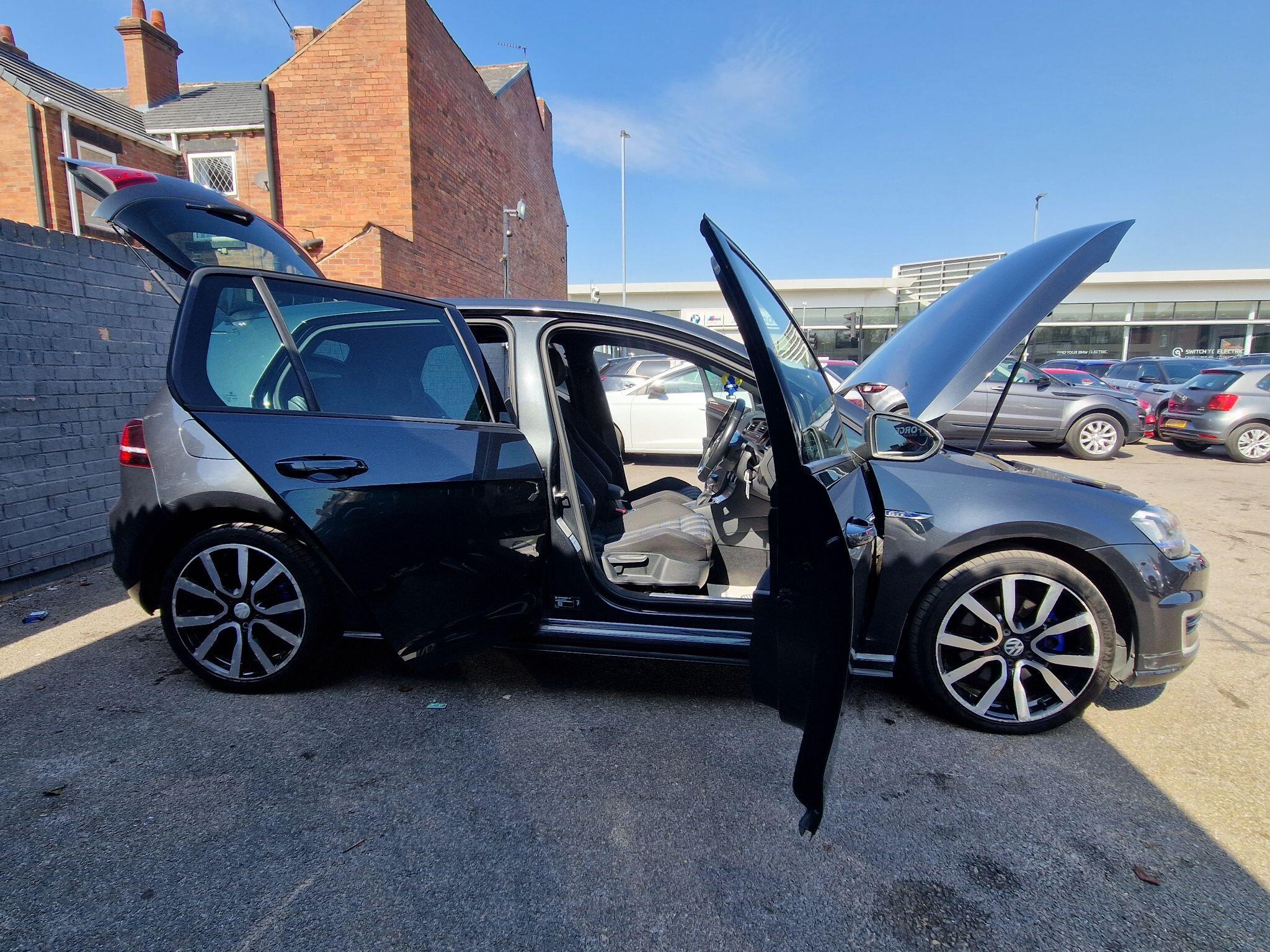 Volkswagen Golf - Image 22