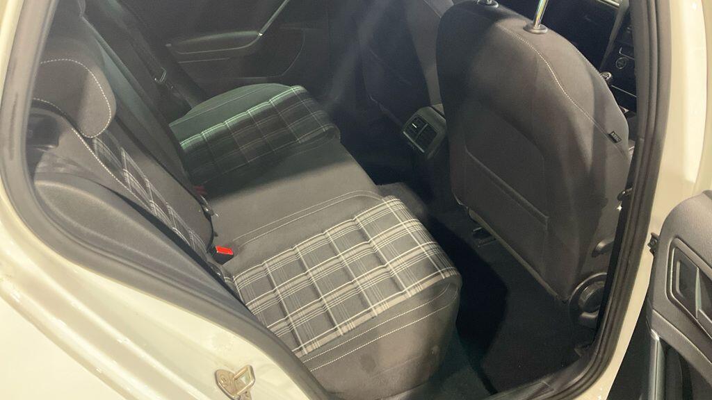 Volkswagen Golf - Image 9