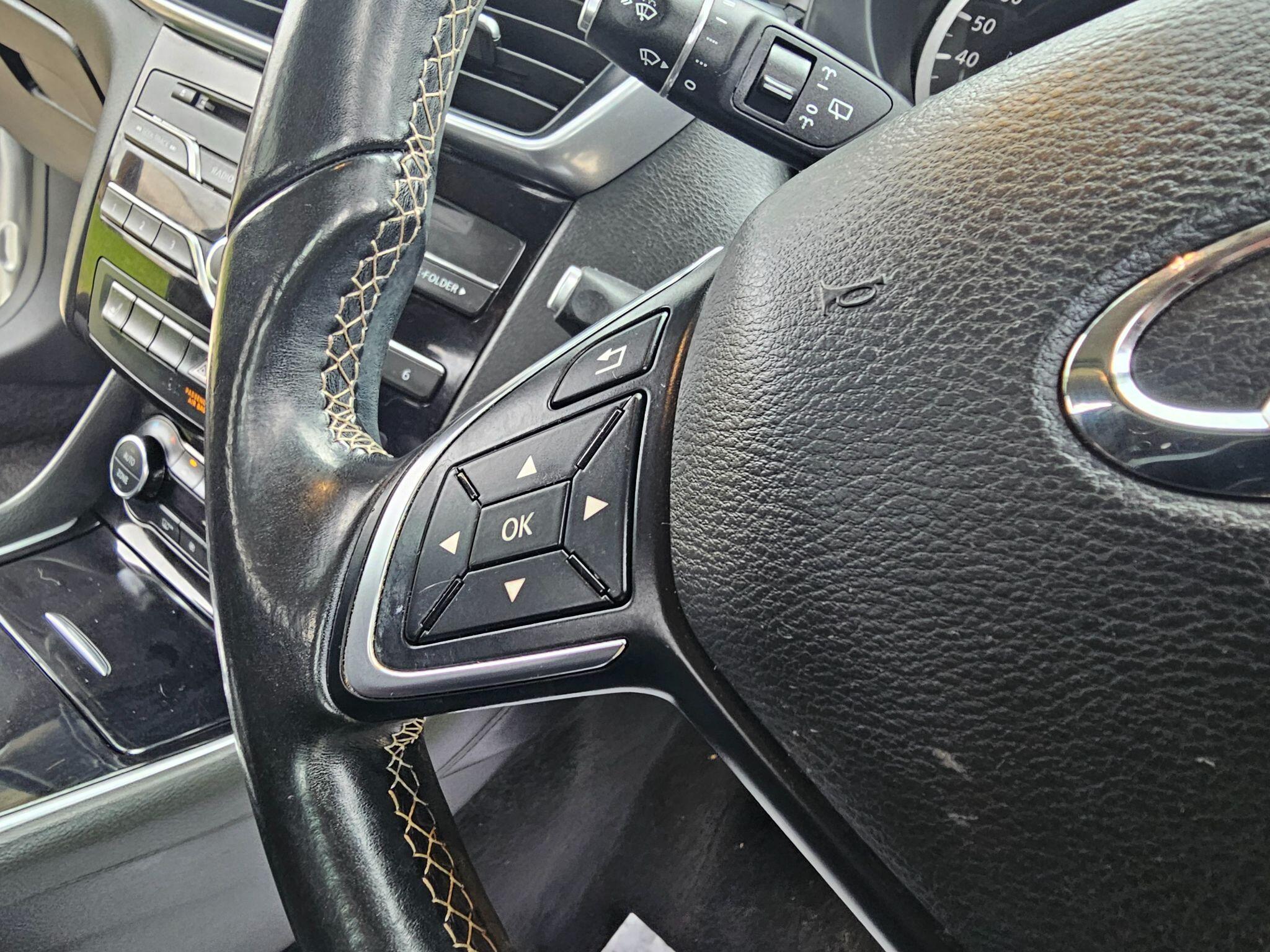 Infiniti Q30 - Image 30