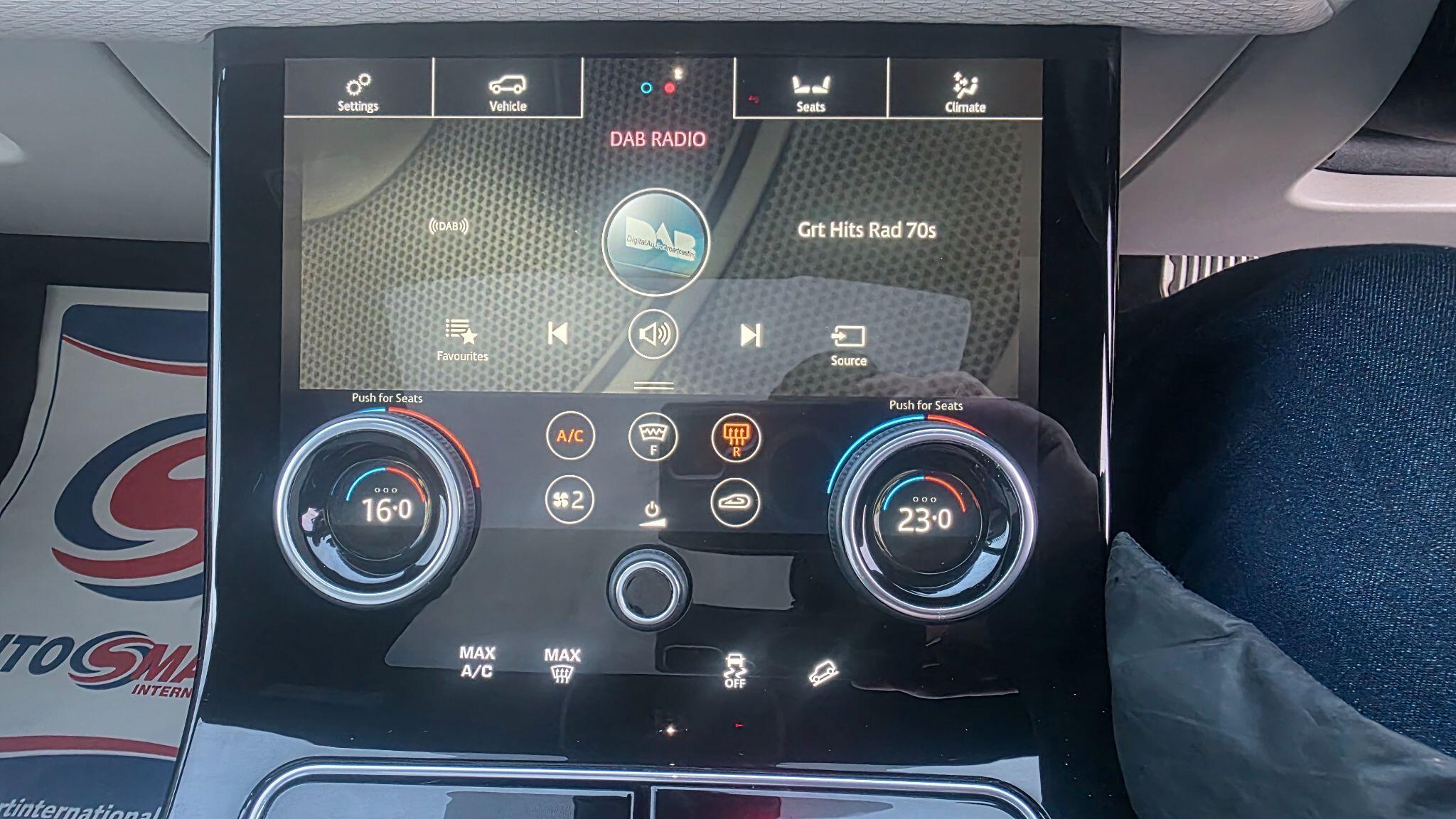 Land Rover Range Rover Velar - Image 55