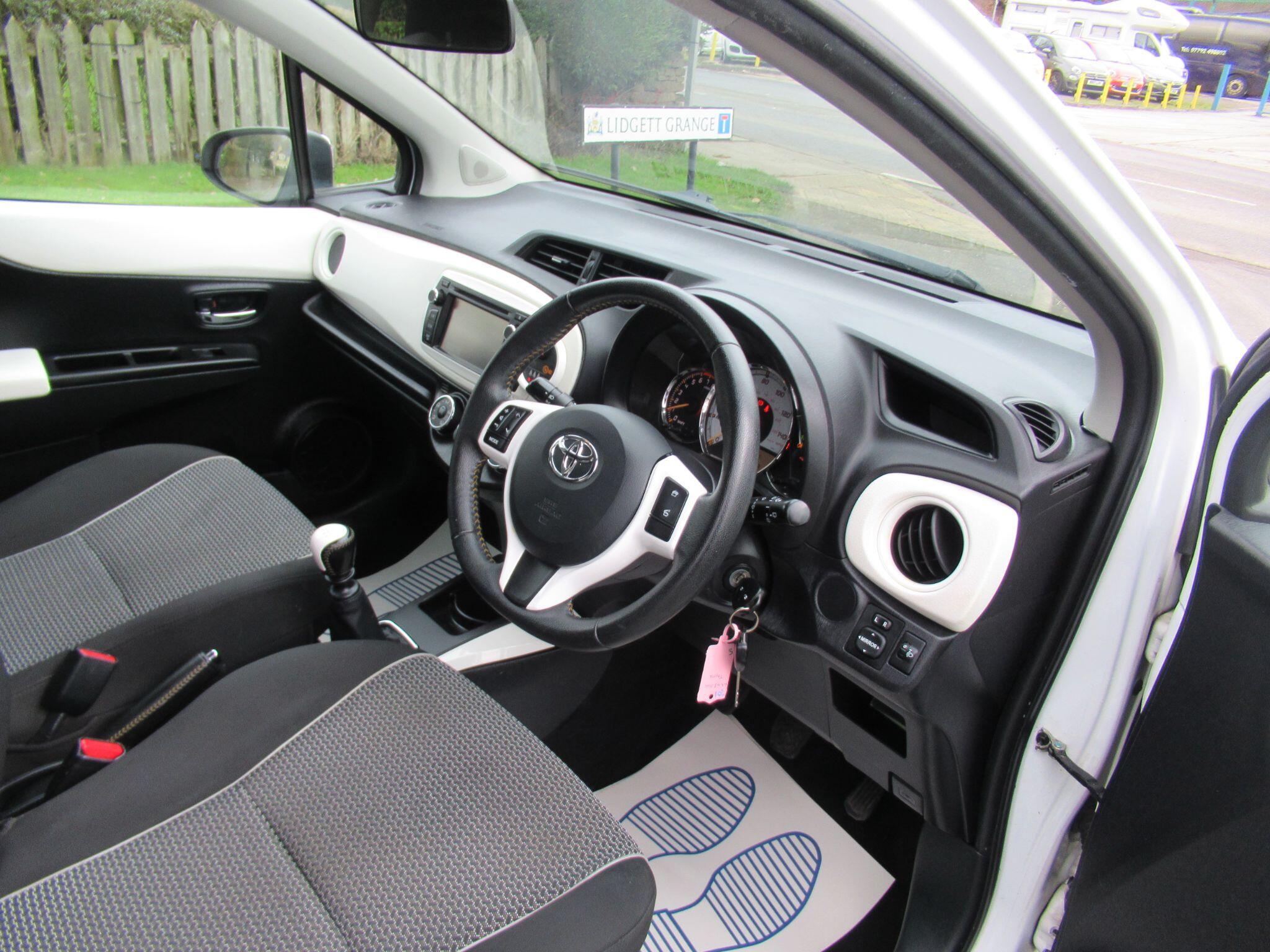 Toyota Yaris - Image 18