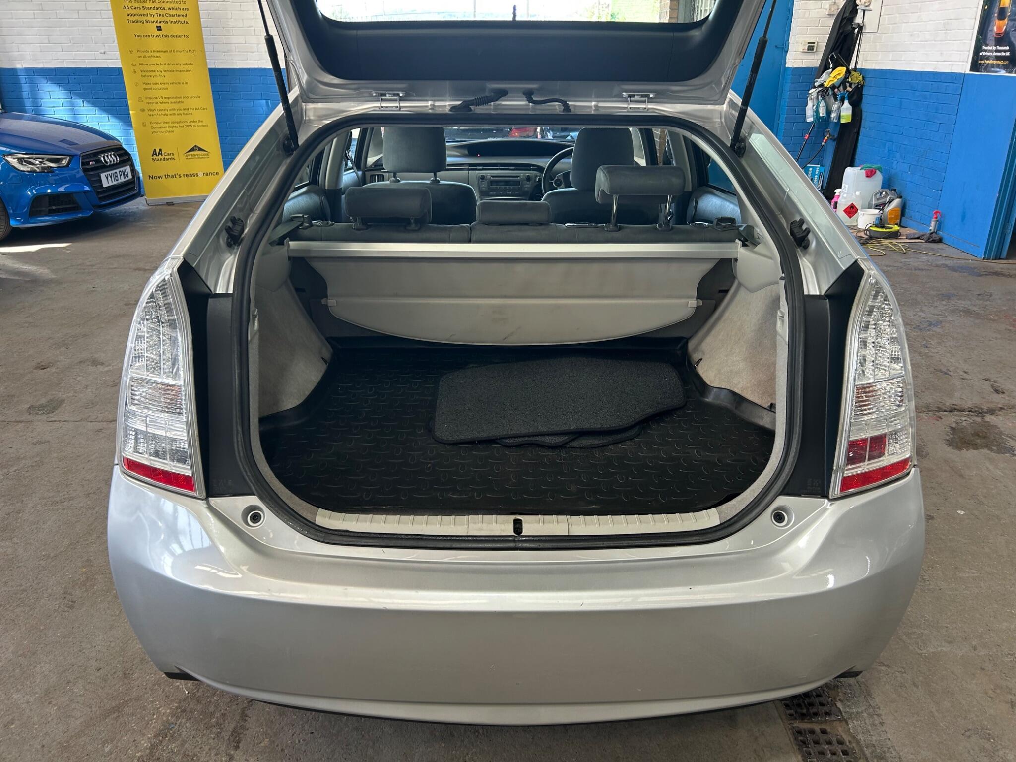 Toyota Prius - Image 25