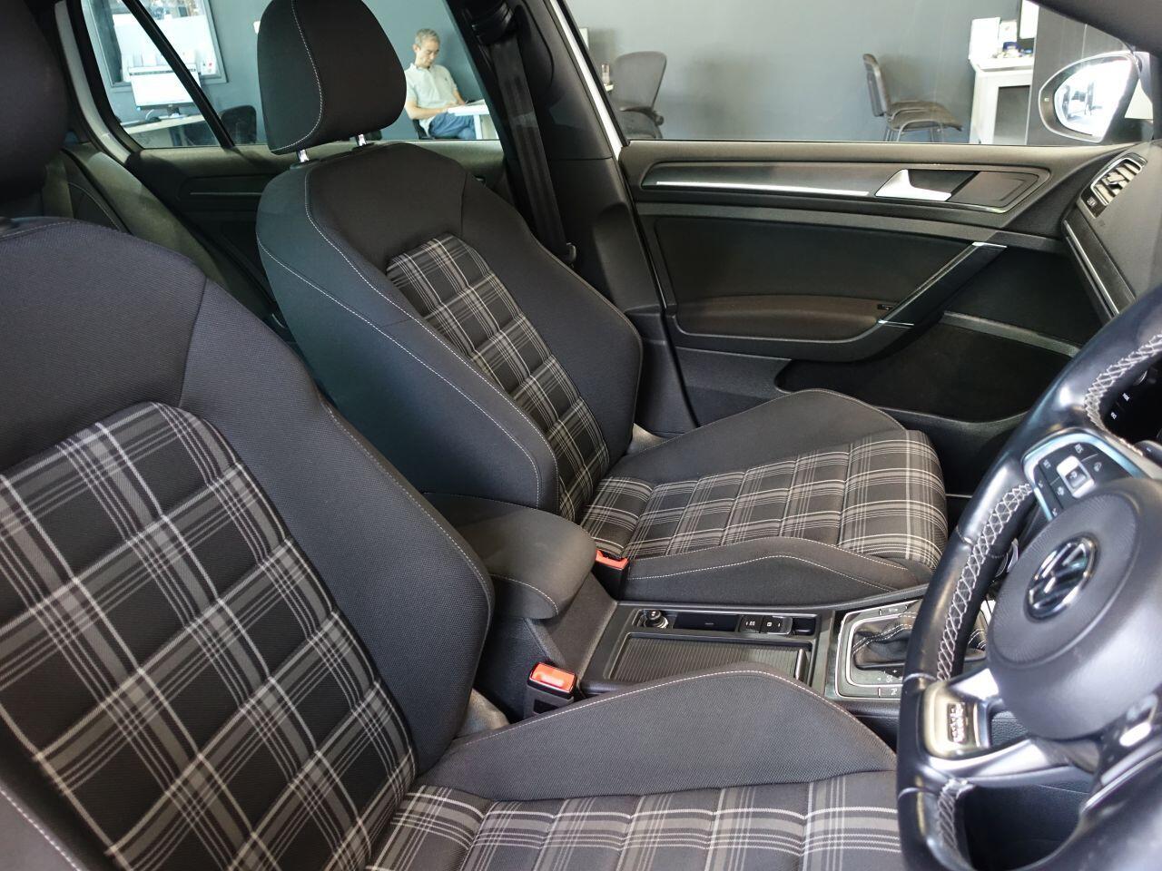 Volkswagen Golf - Image 13
