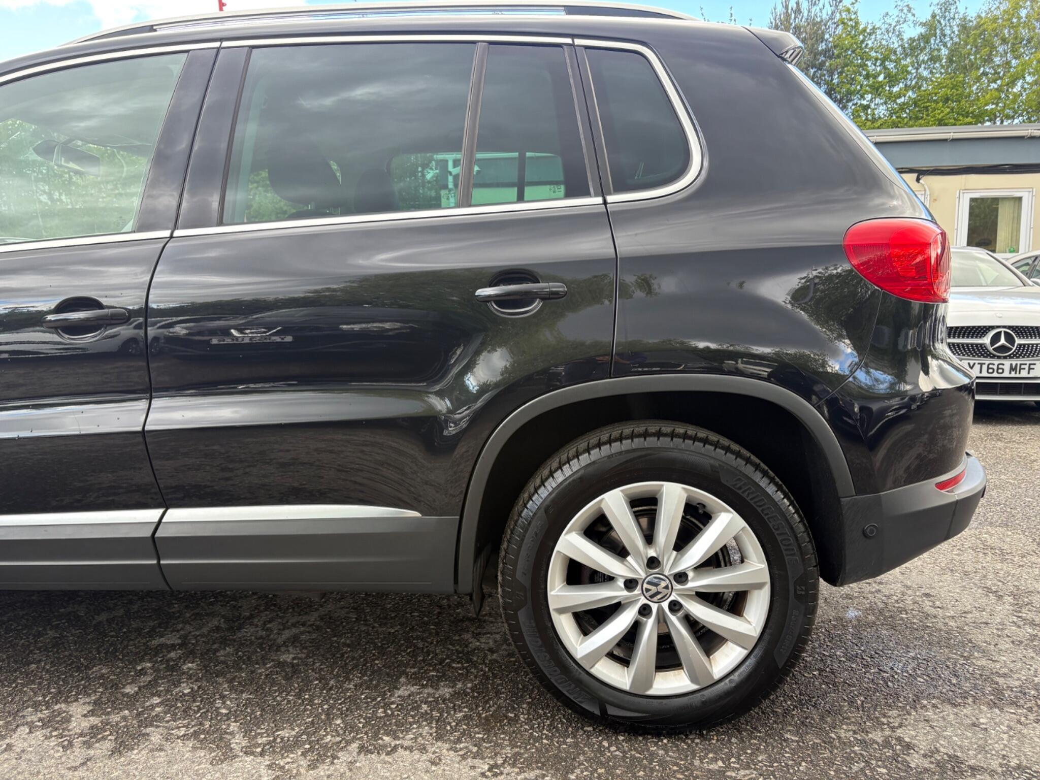 Volkswagen Tiguan - Image 11