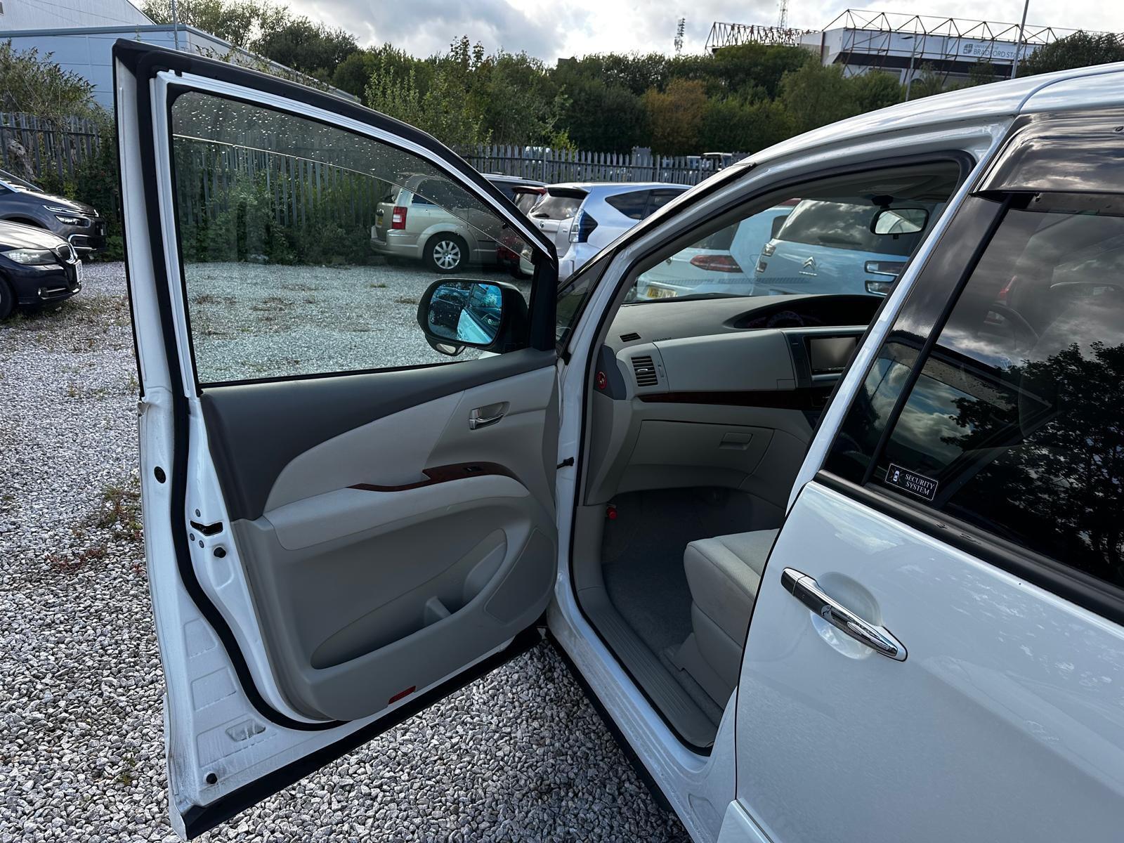 Toyota Estima Aeras G - Image 18