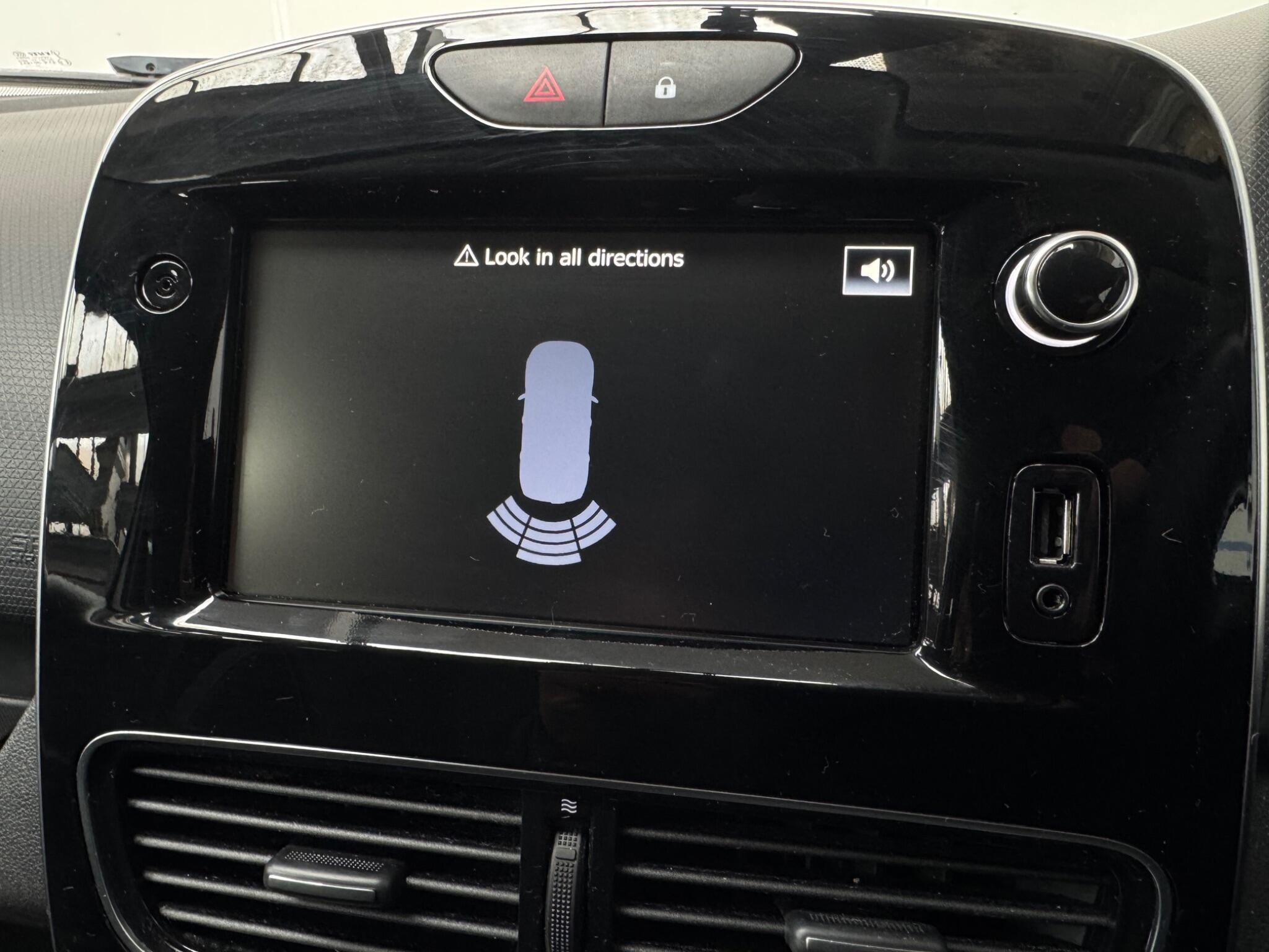 Renault Clio - Image 18