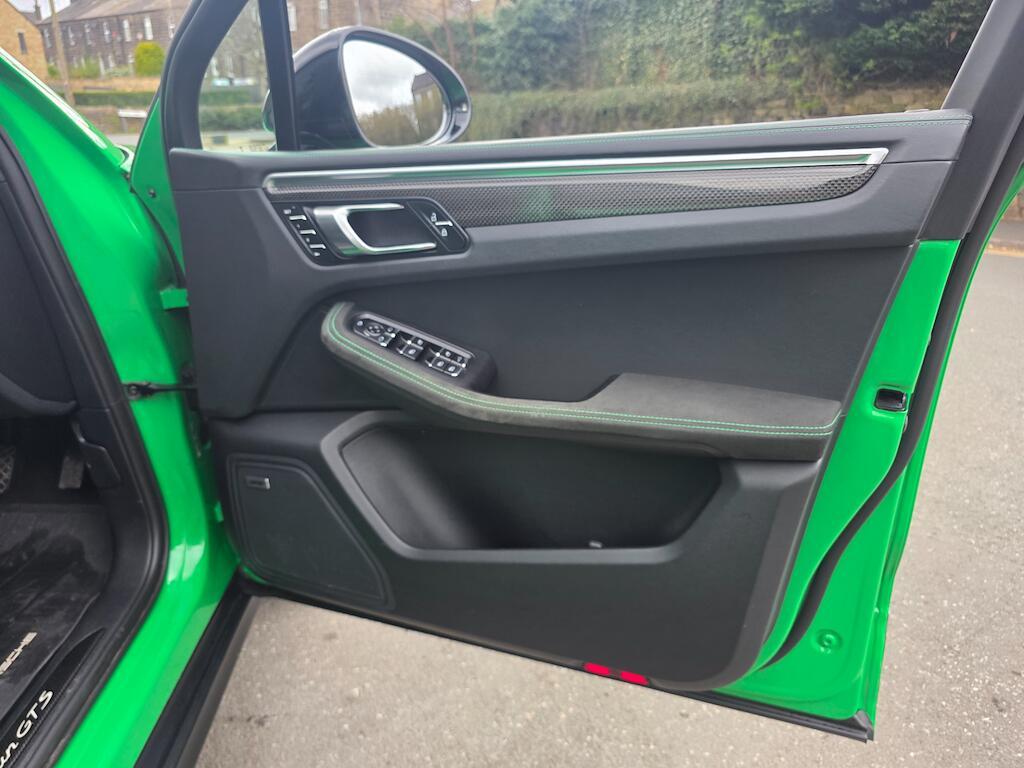 Porsche Macan - Image 30