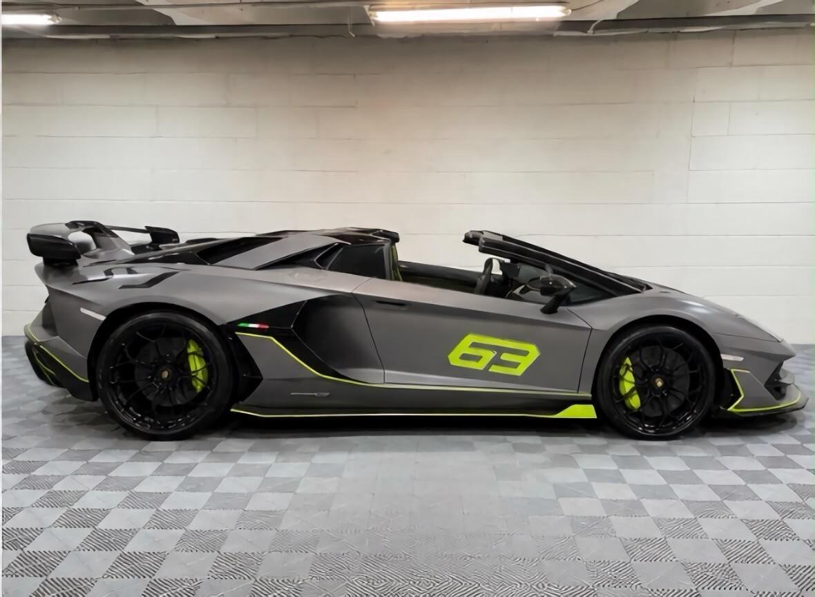 Lamborghini Aventador - Image 2