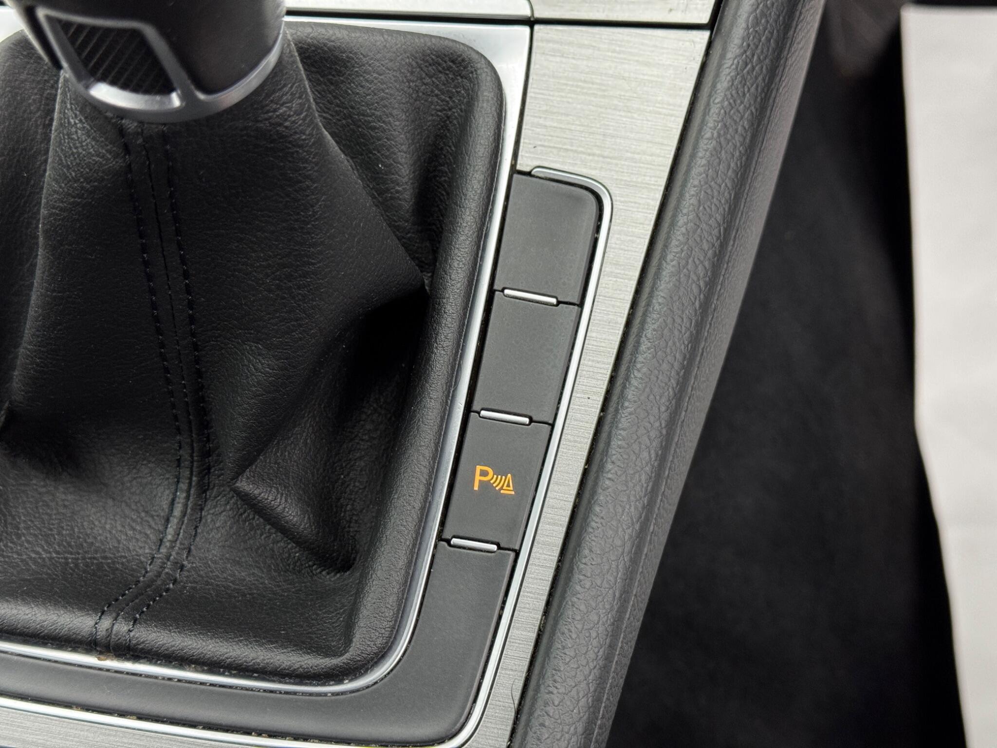 Volkswagen Golf - Image 26