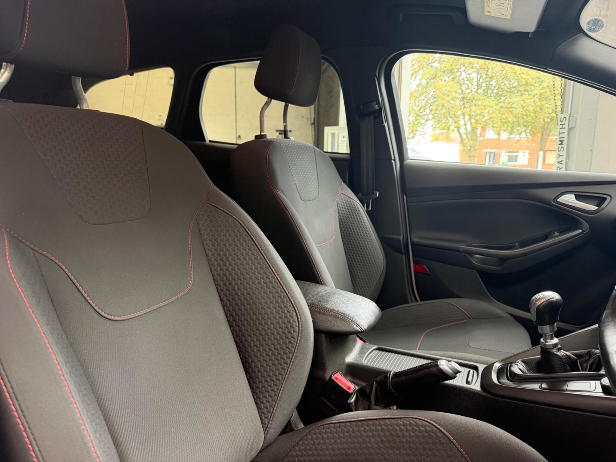 Ford Focus - Image 17