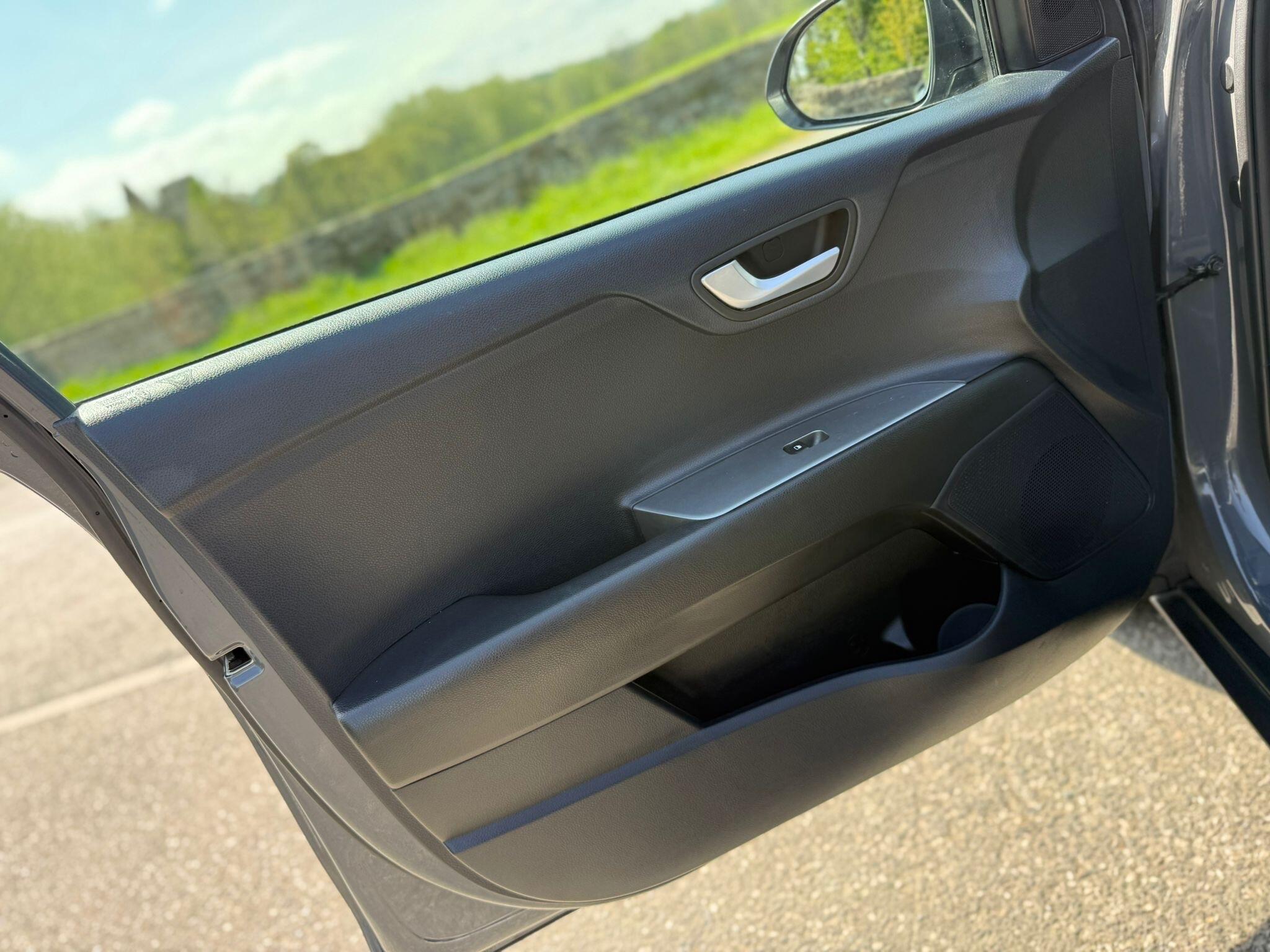 Kia Stonic - Image 33