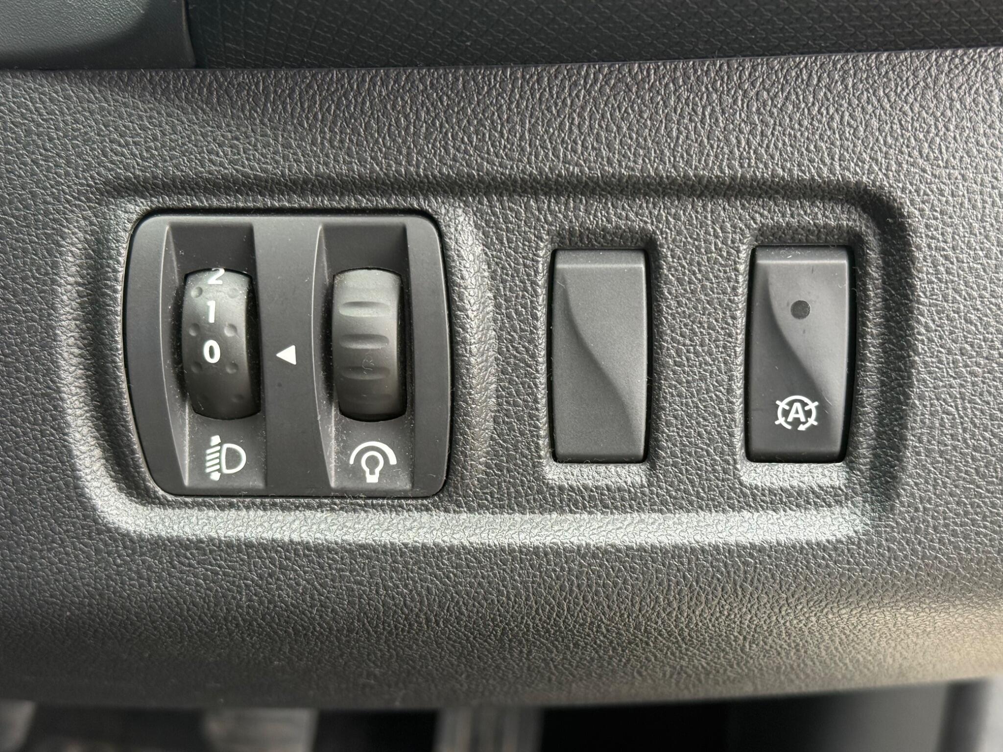 Renault Clio - Image 16