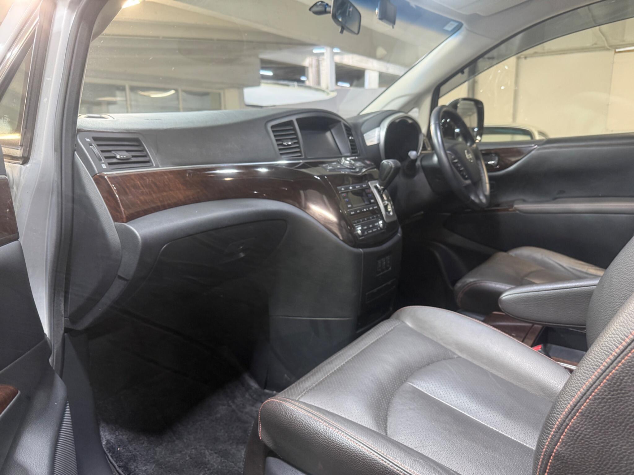 Nissan Elgrand - Image 12