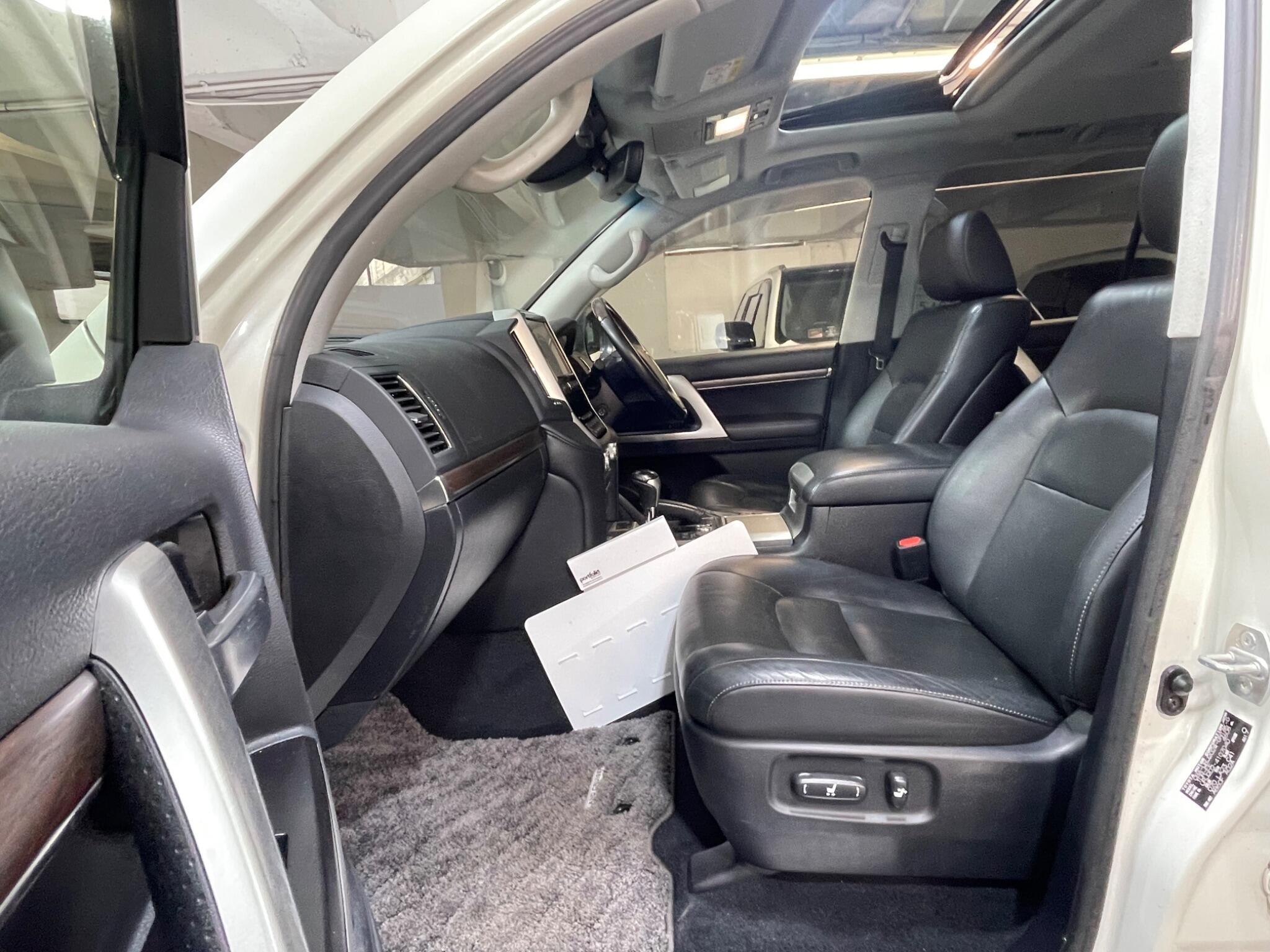 Toyota Land Cruiser - Image 9
