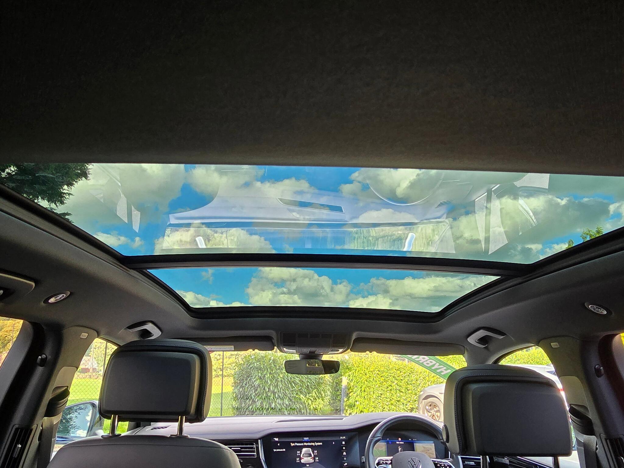 Volkswagen Touareg - Image 18