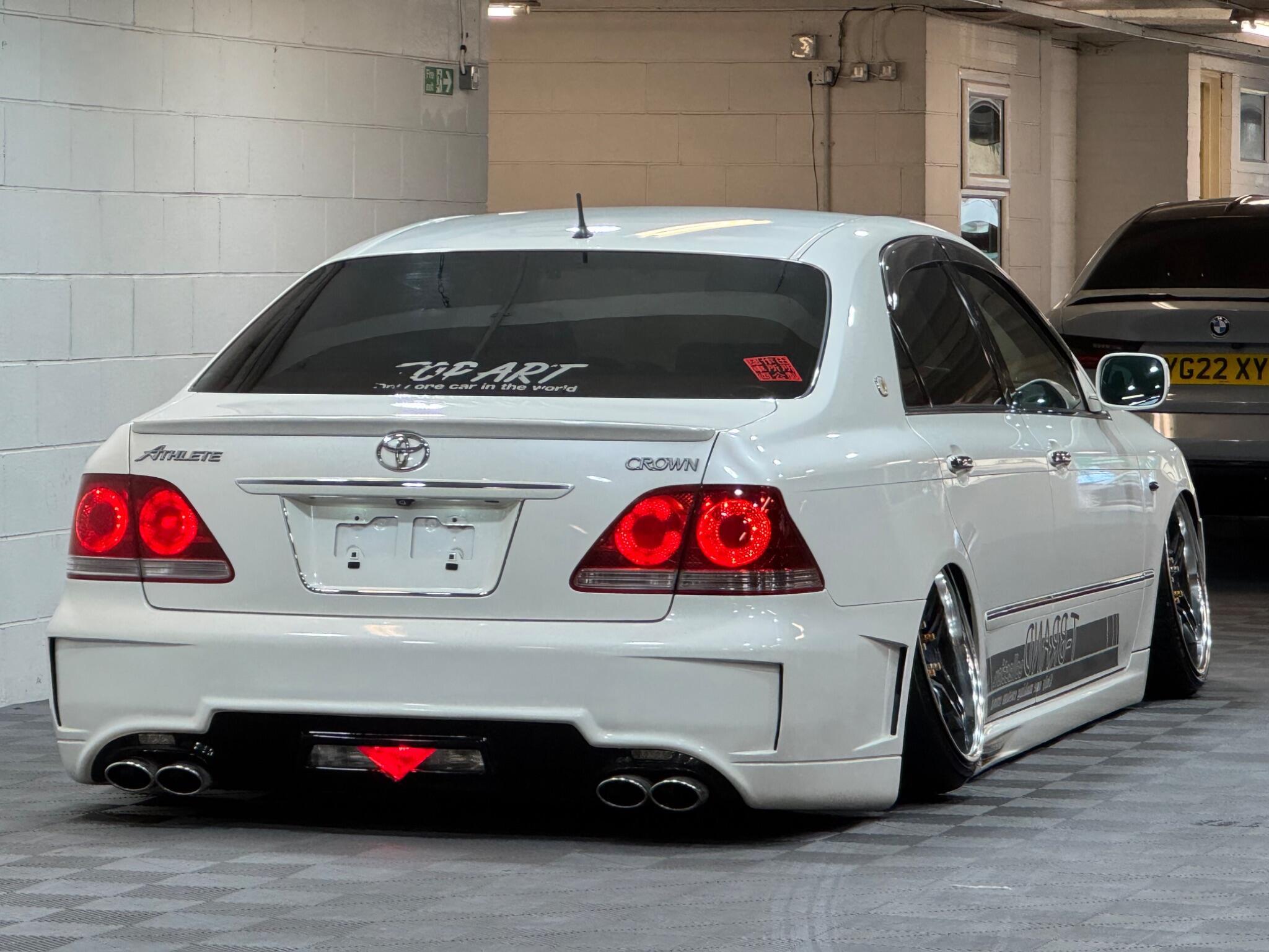Toyota CROWN - Image 4