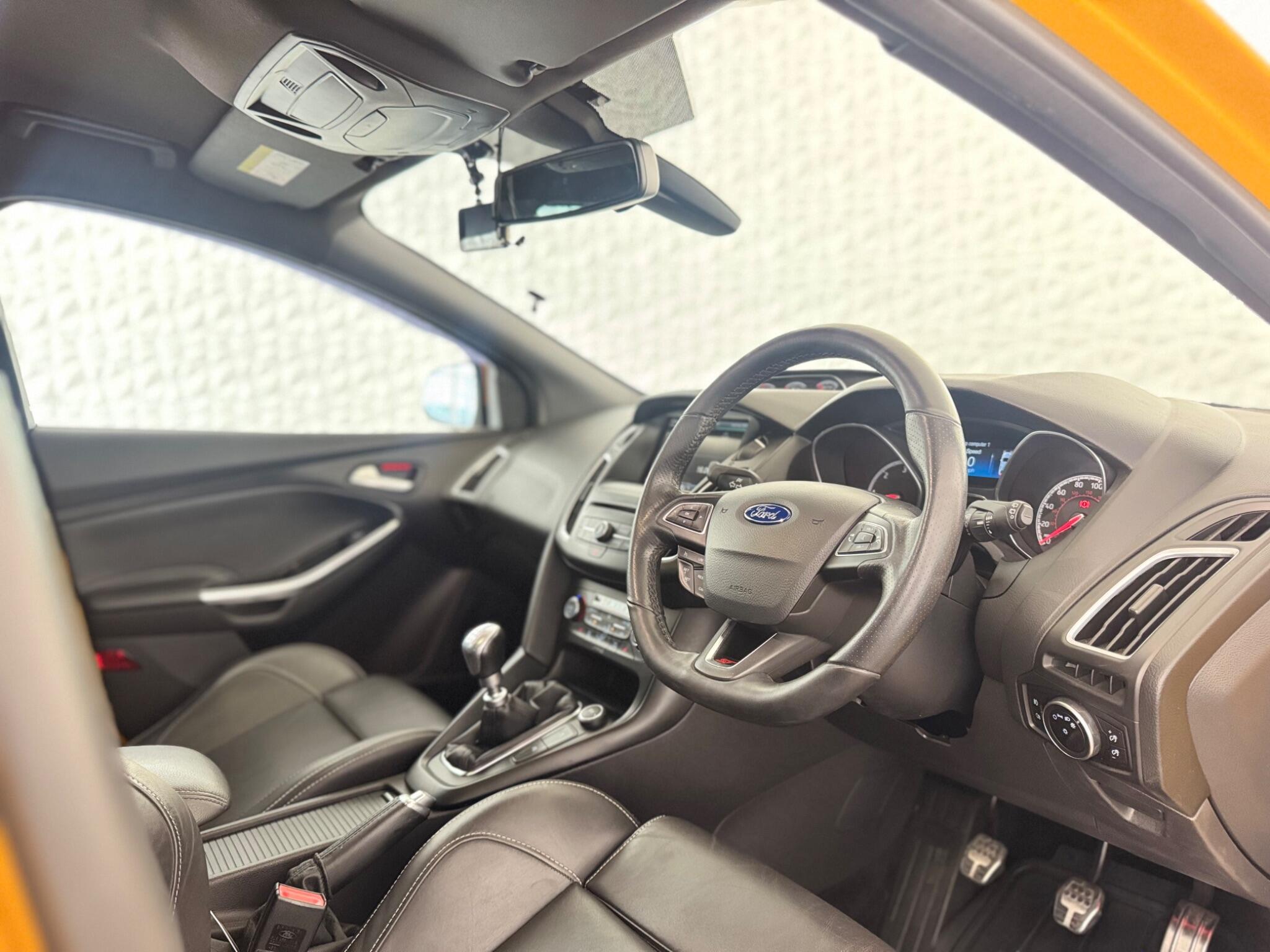 Ford Focus - Image 32