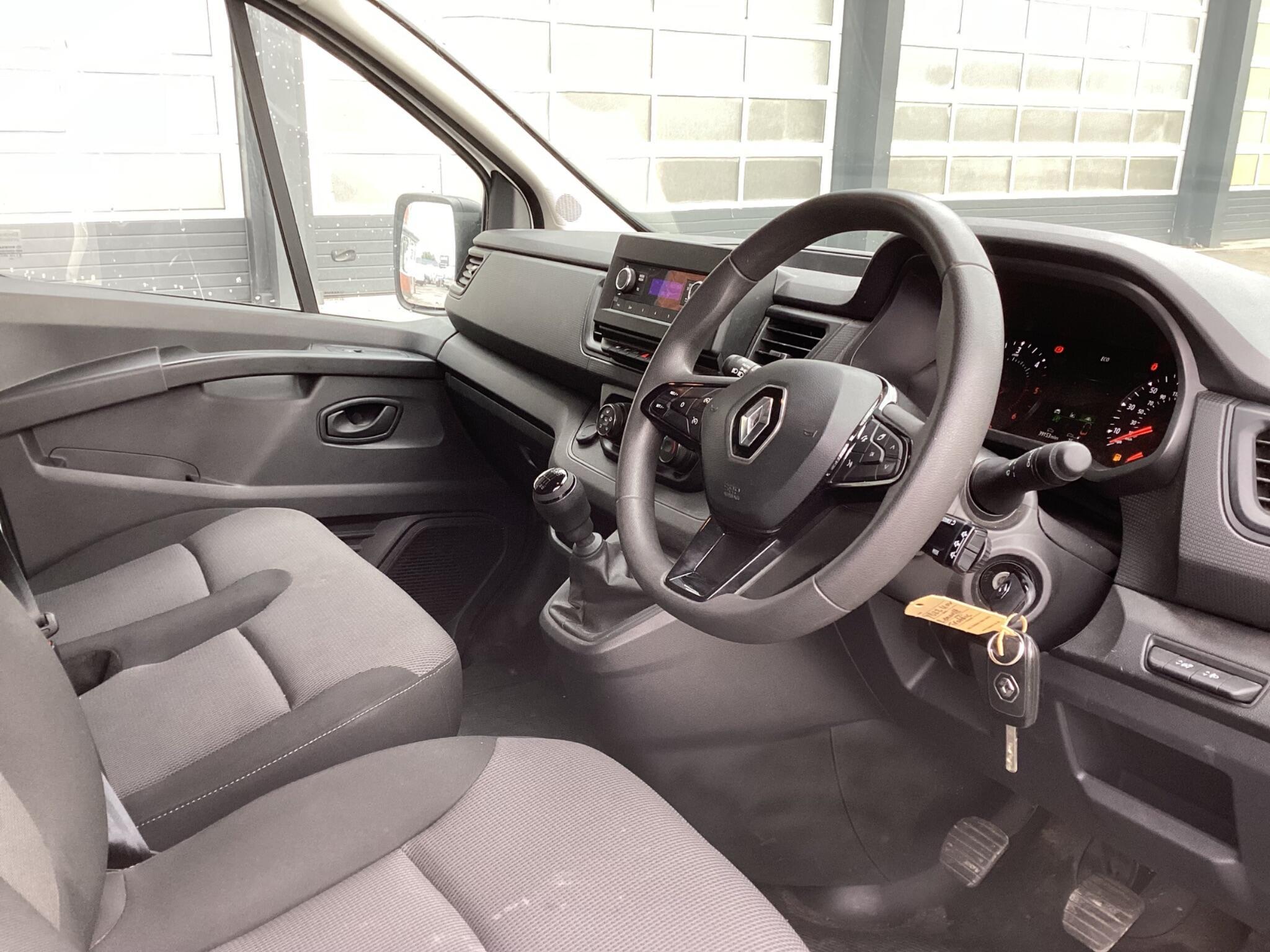 Renault Trafic - Image 13