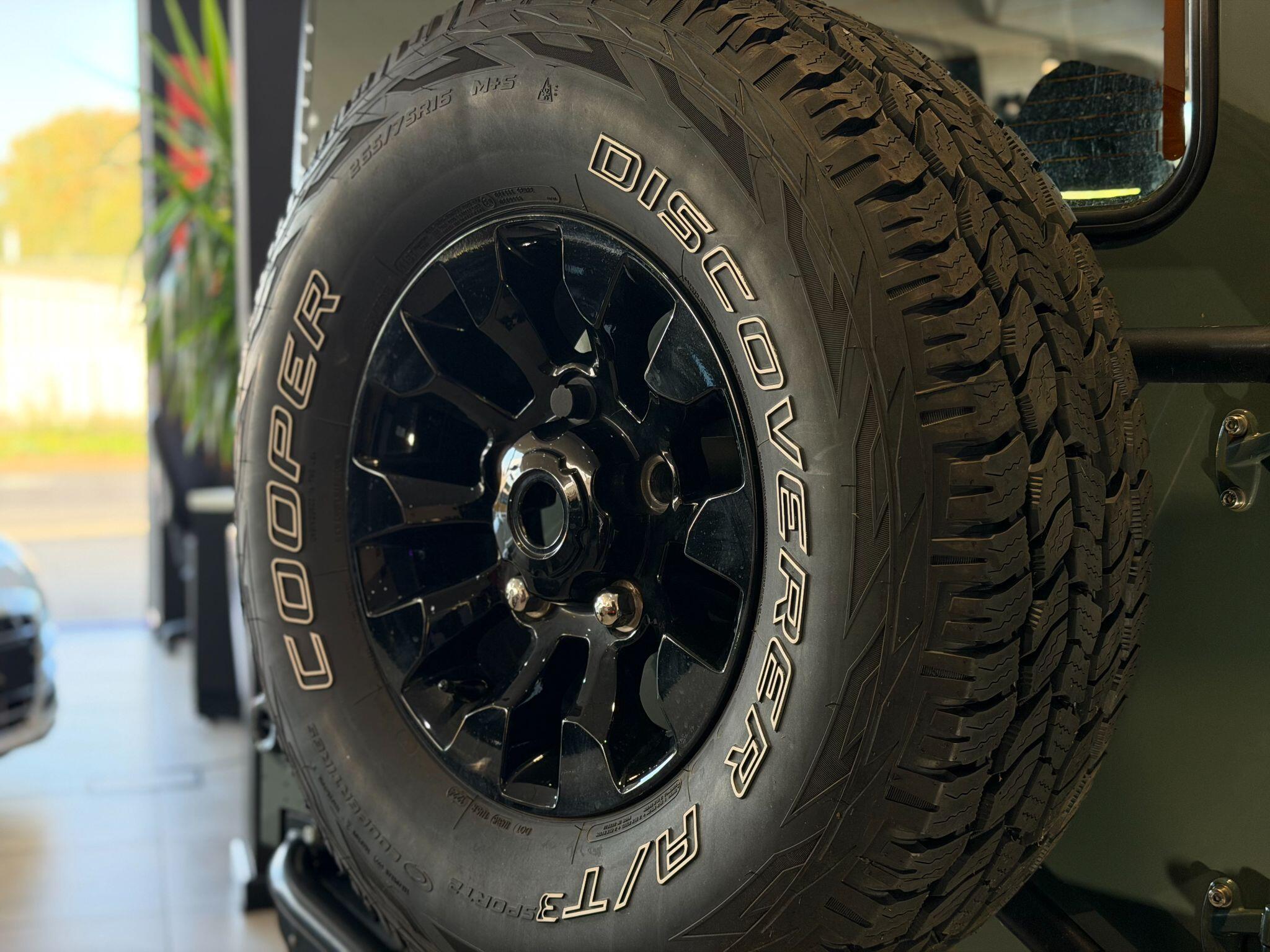 Land Rover Defender 90 - Image 2