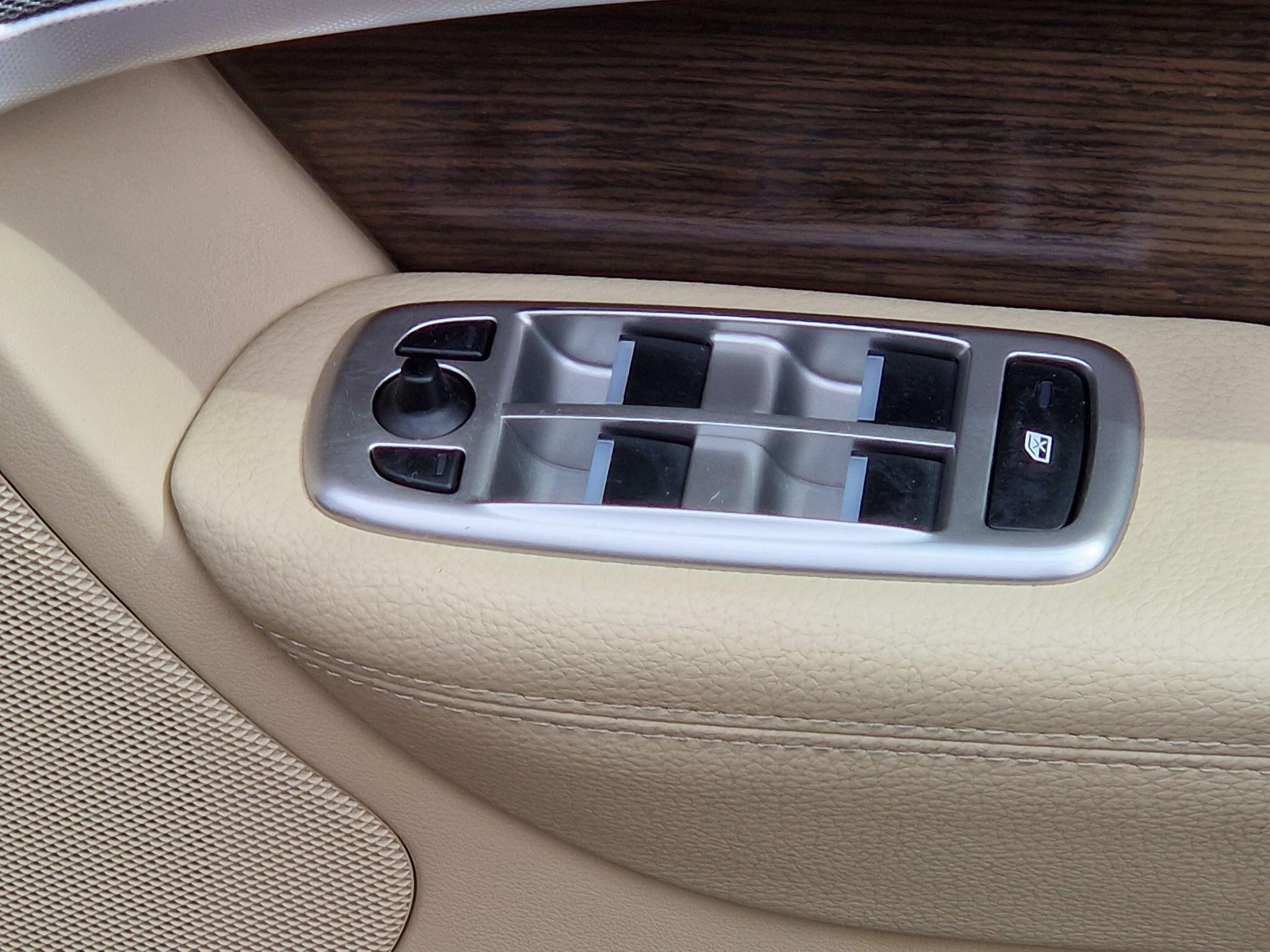 Jaguar XF - Image 32
