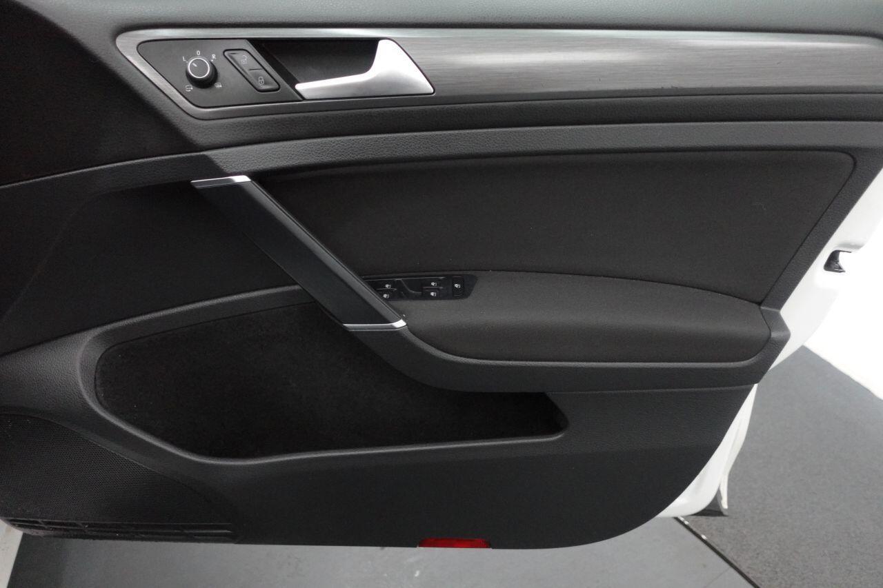 Volkswagen Golf - Image 17