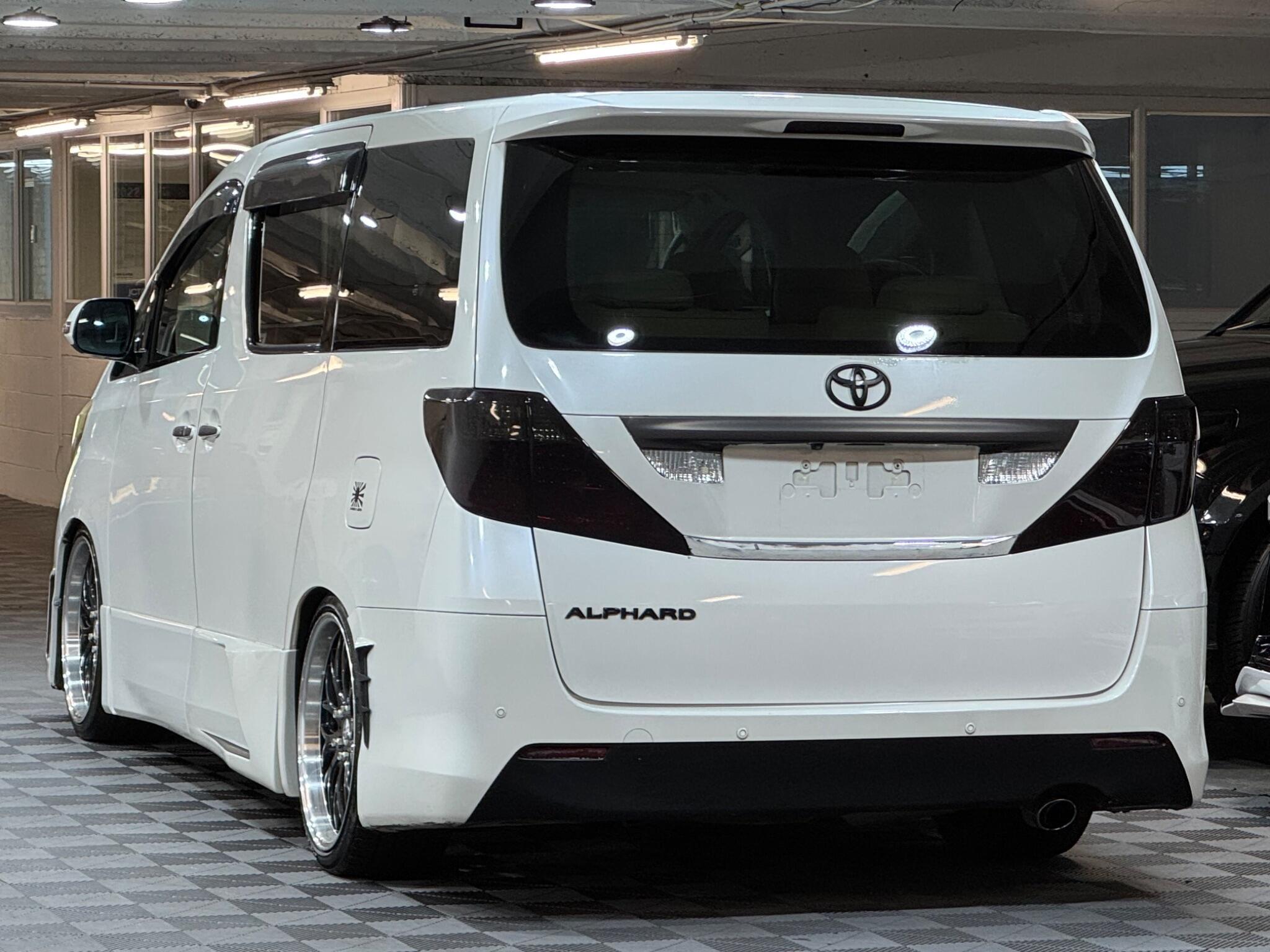 Toyota Alphard - Image 3