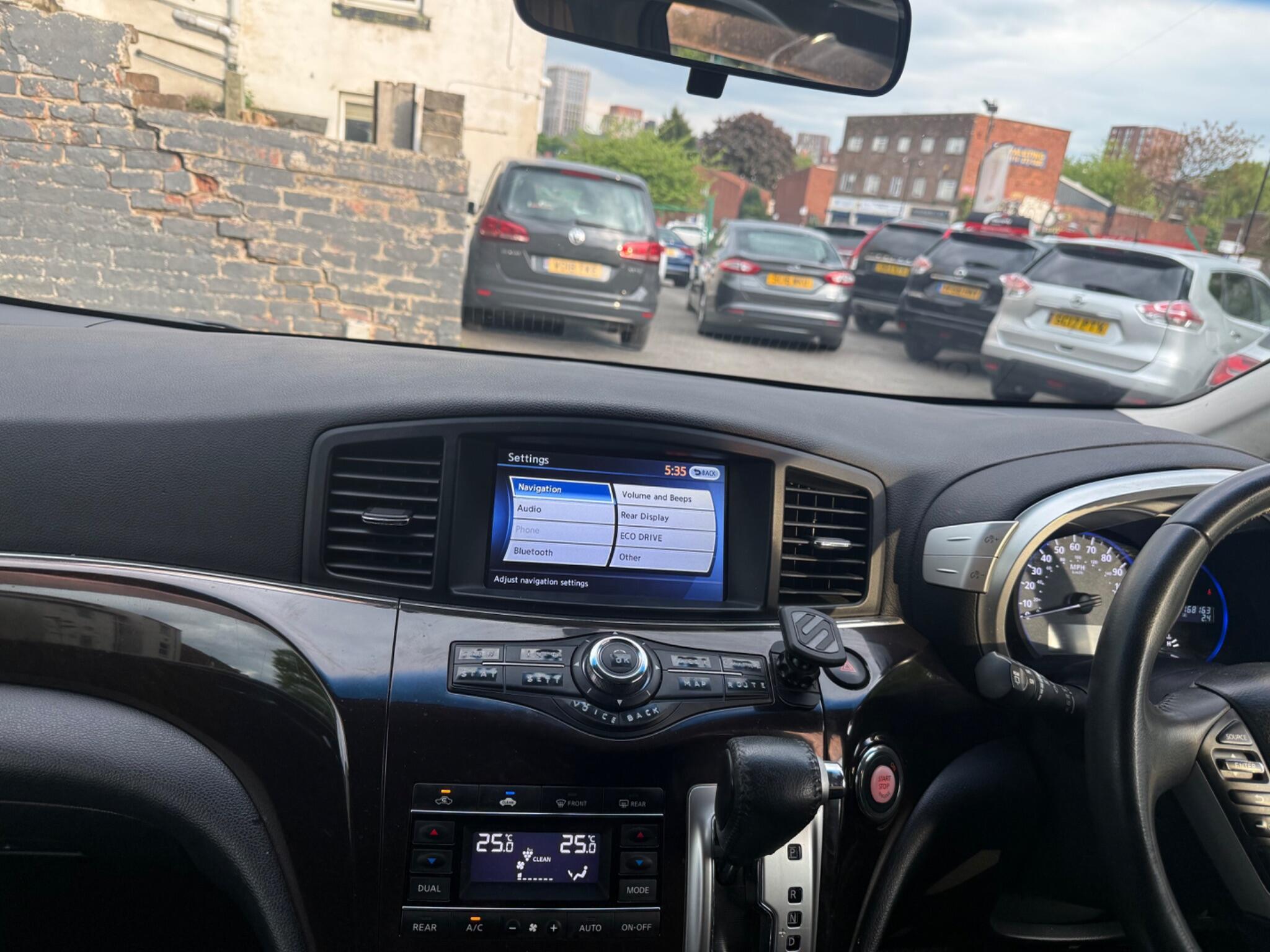 Nissan Elgrand - Image 17