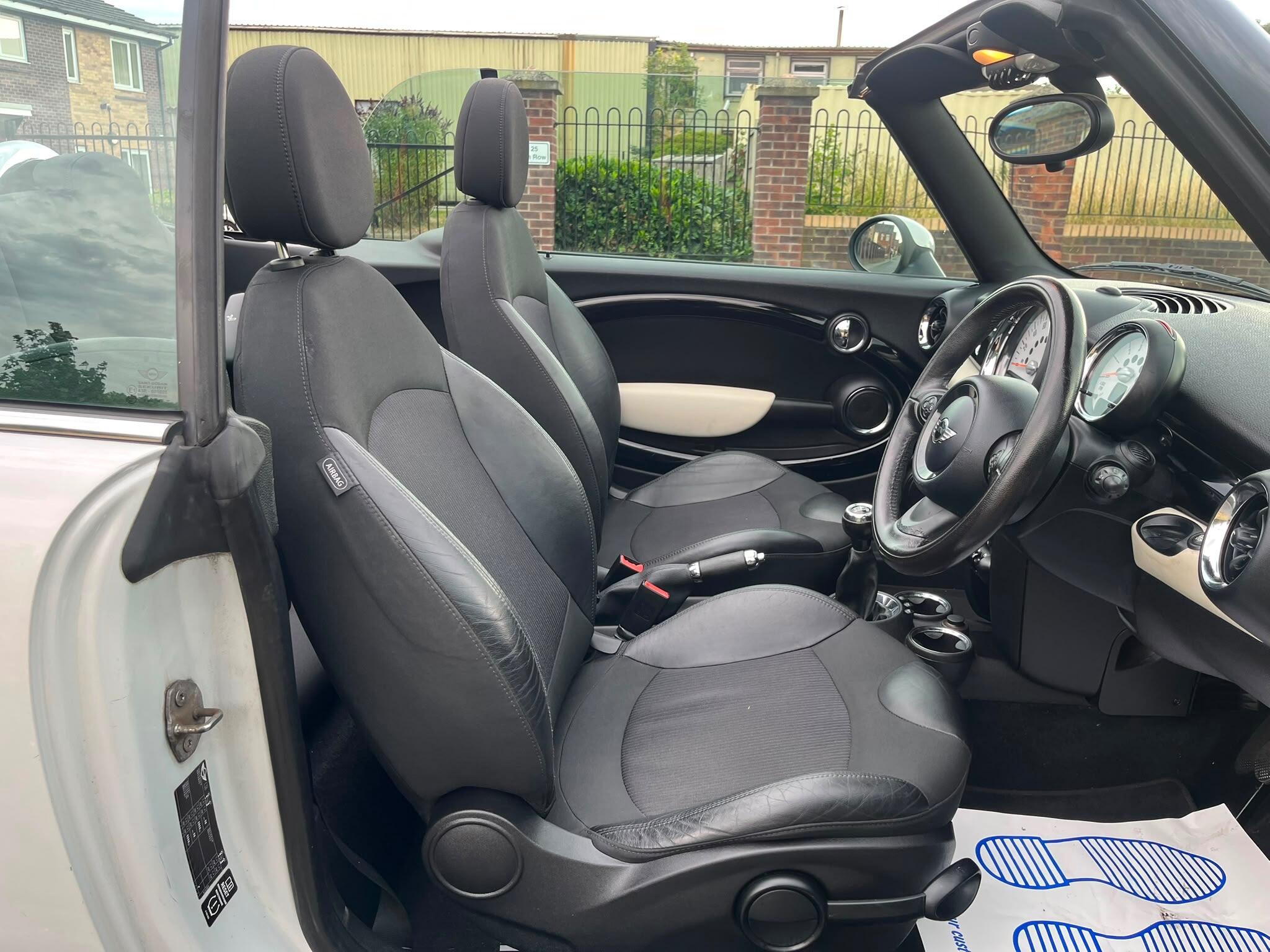 MINI Convertible - Image 18