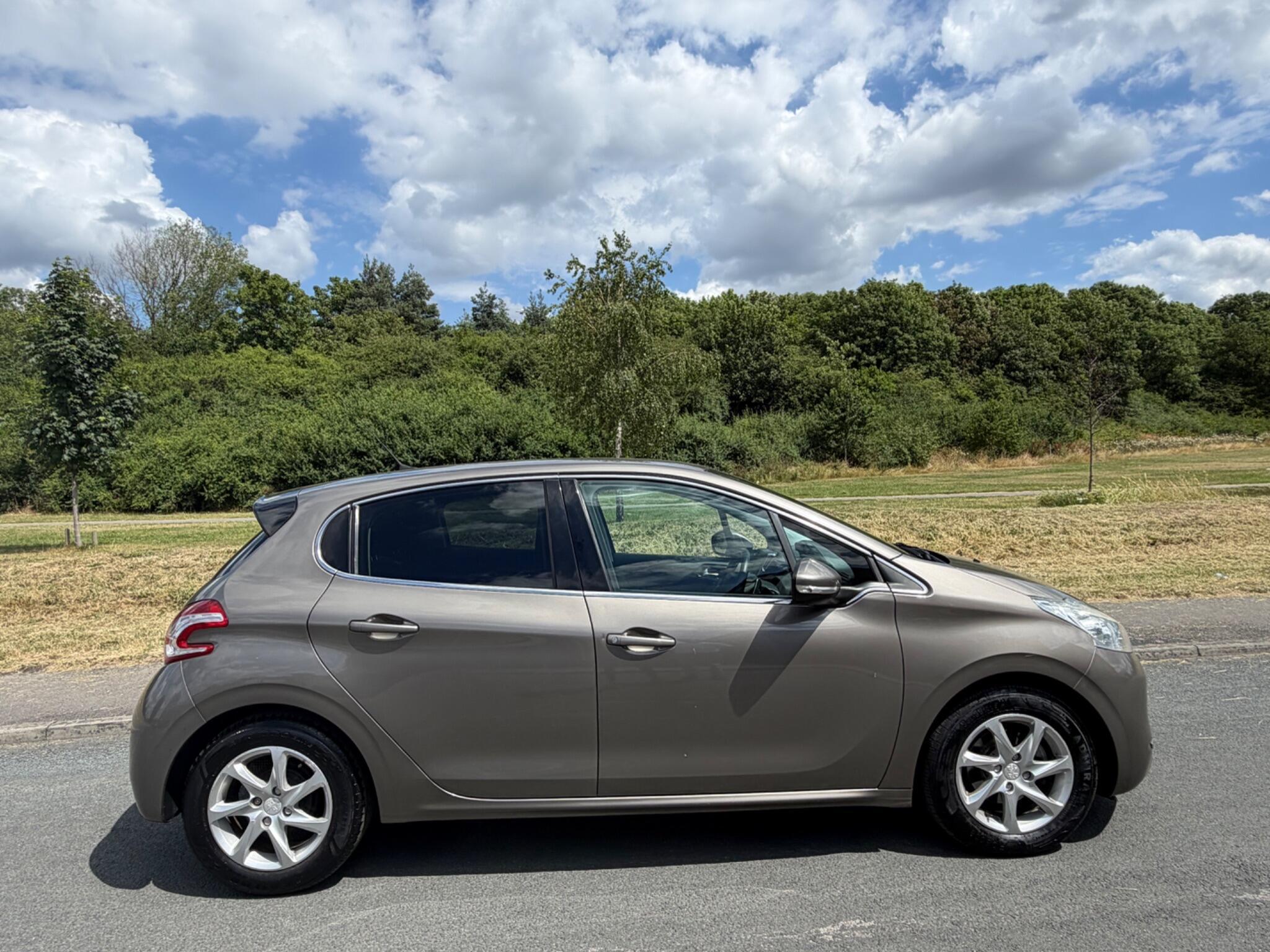 Peugeot 208 - Image 2
