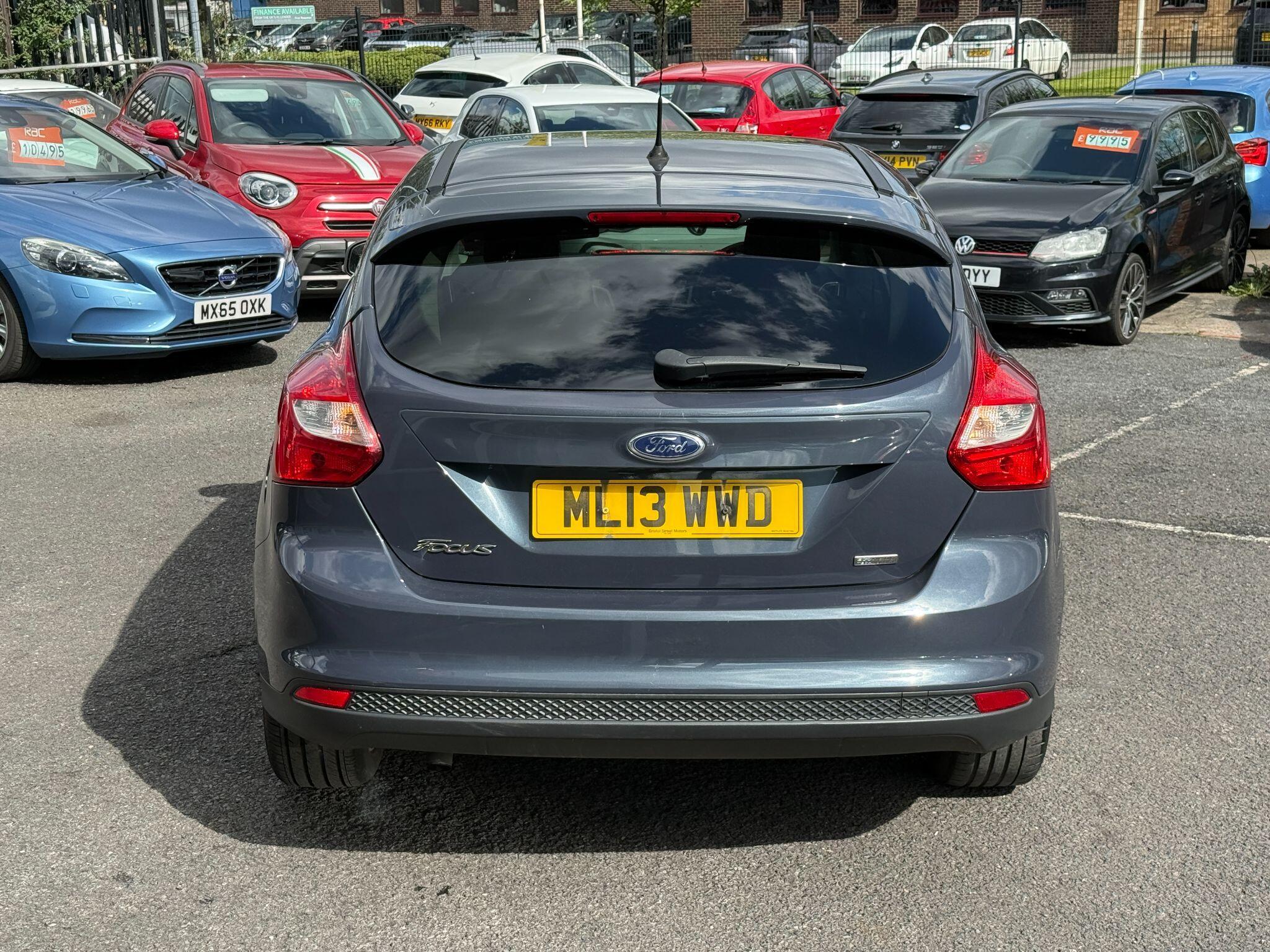 Ford Focus - Image 16