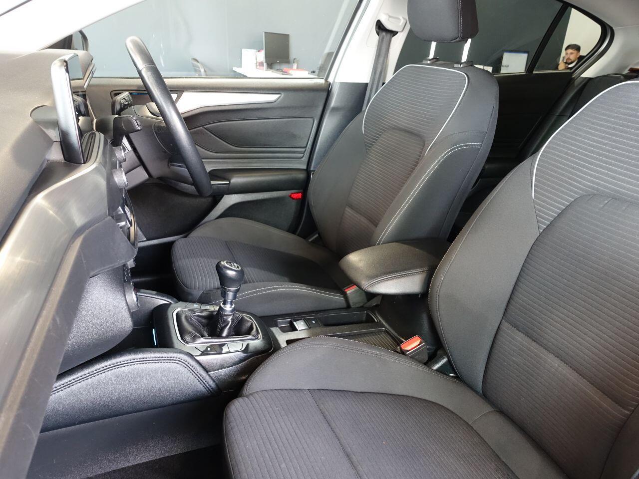 Ford Focus - Image 12