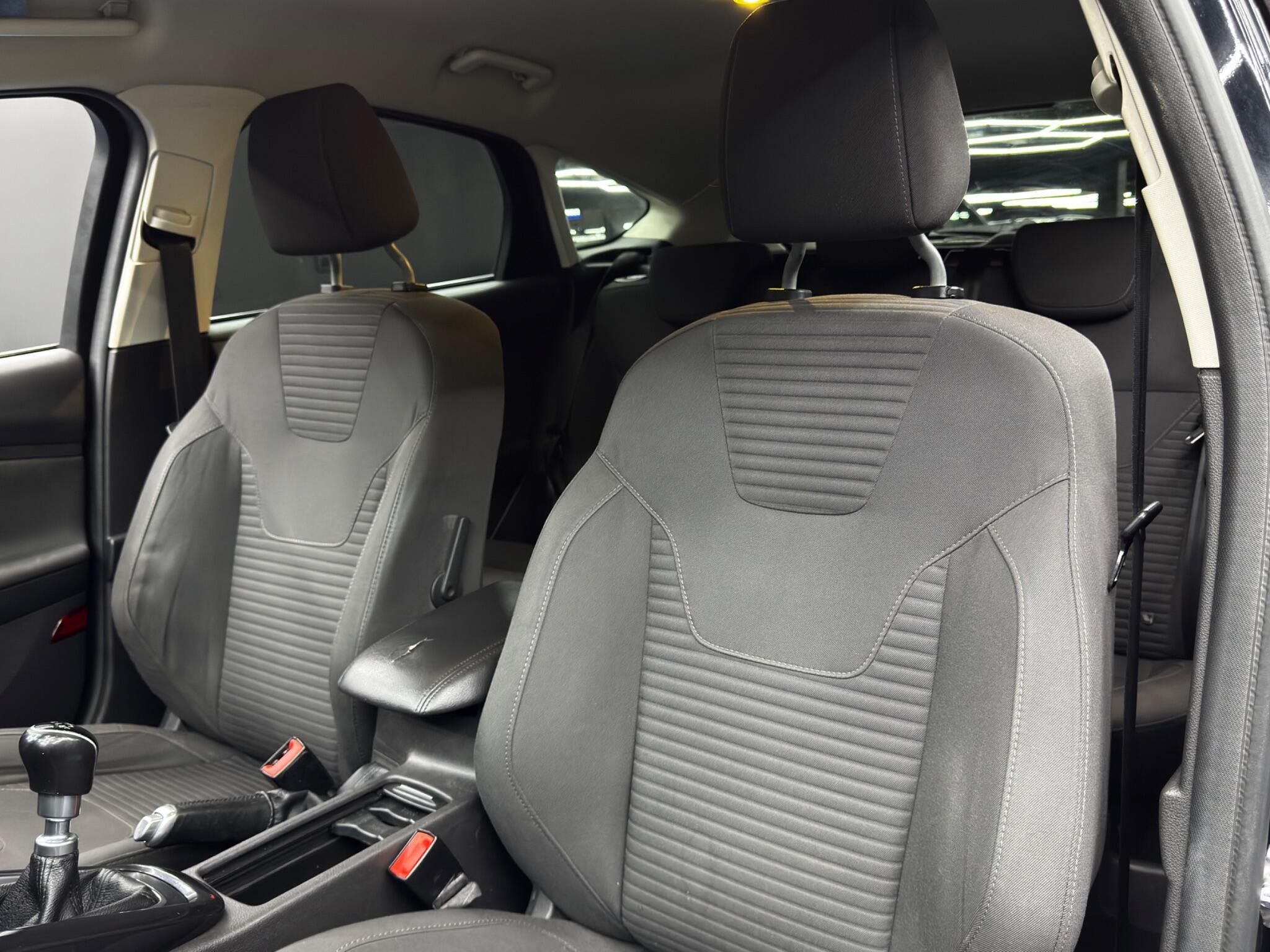 Ford Focus - Image 13