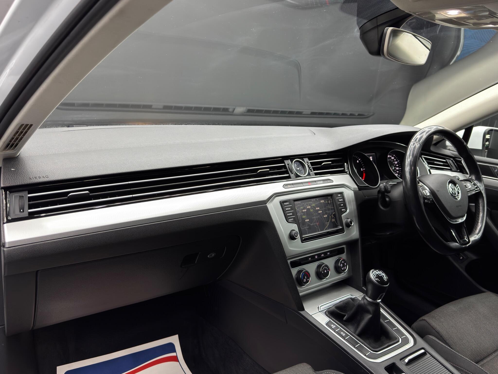 Volkswagen Passat - Image 11