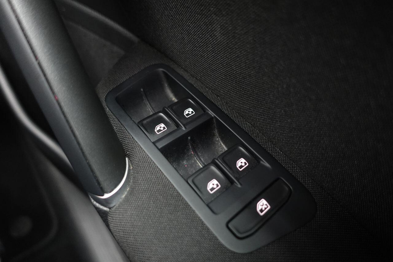 Volkswagen Golf - Image 29