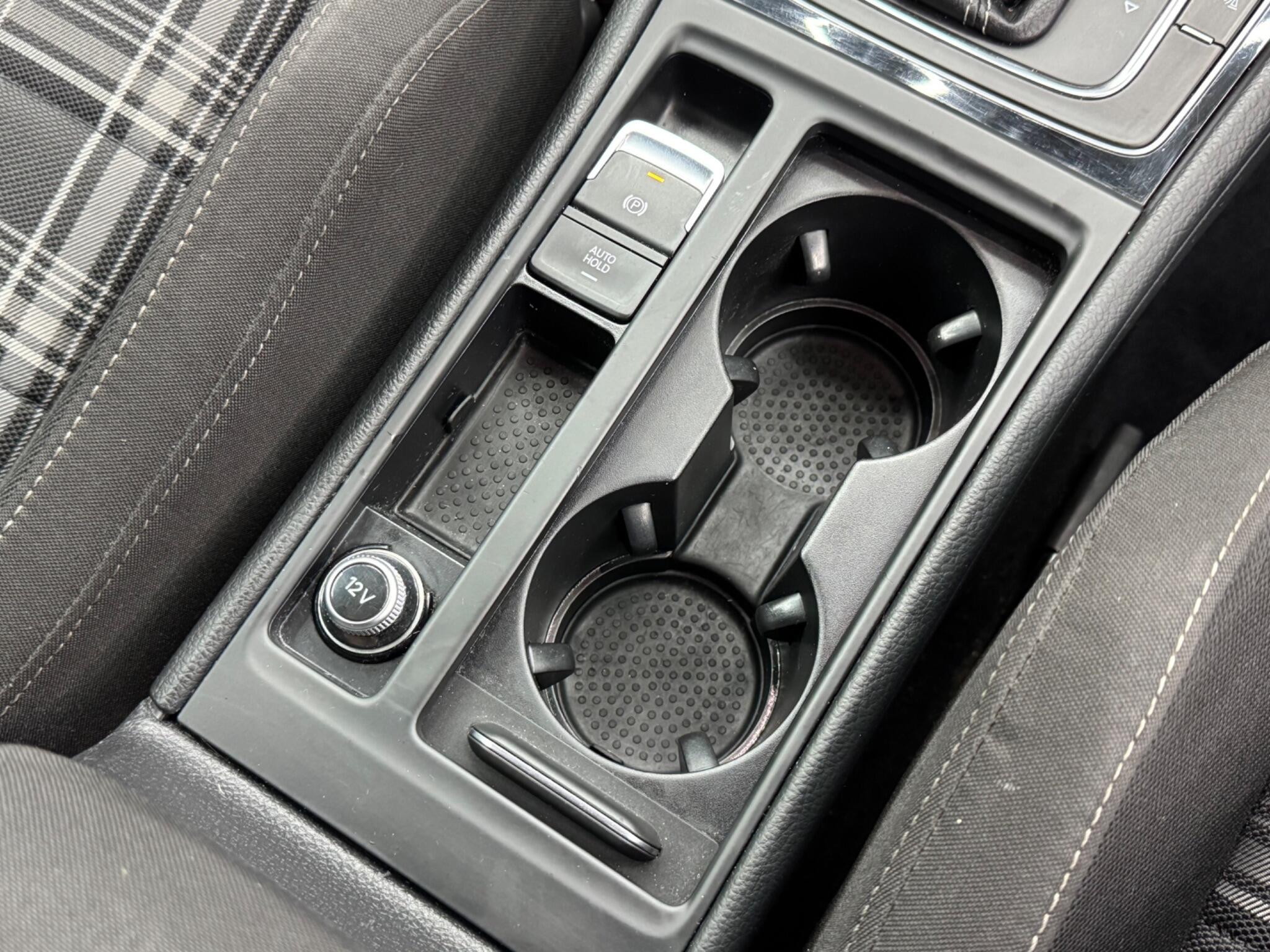 Volkswagen Golf - Image 25