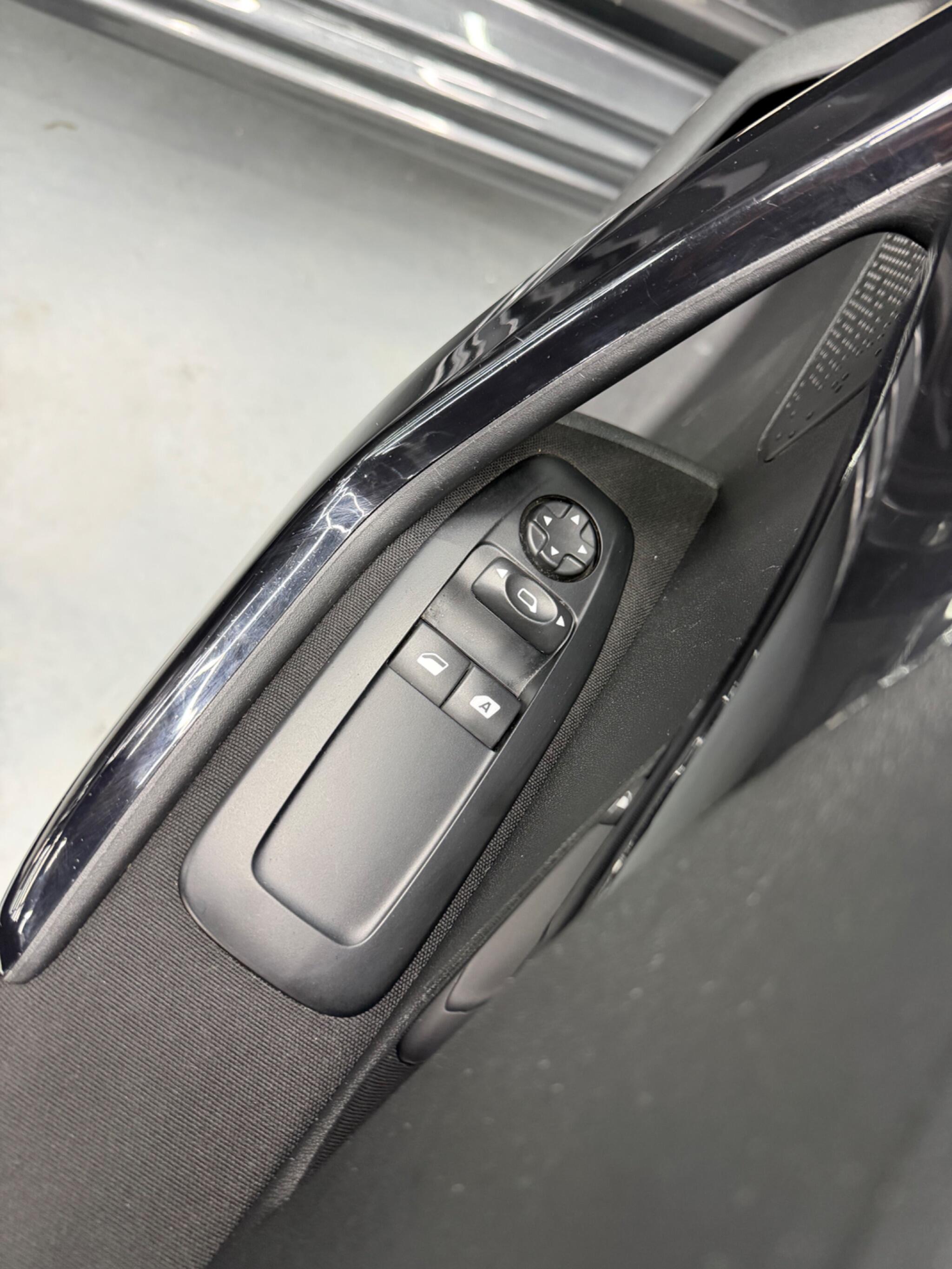 Peugeot 208 - Image 21