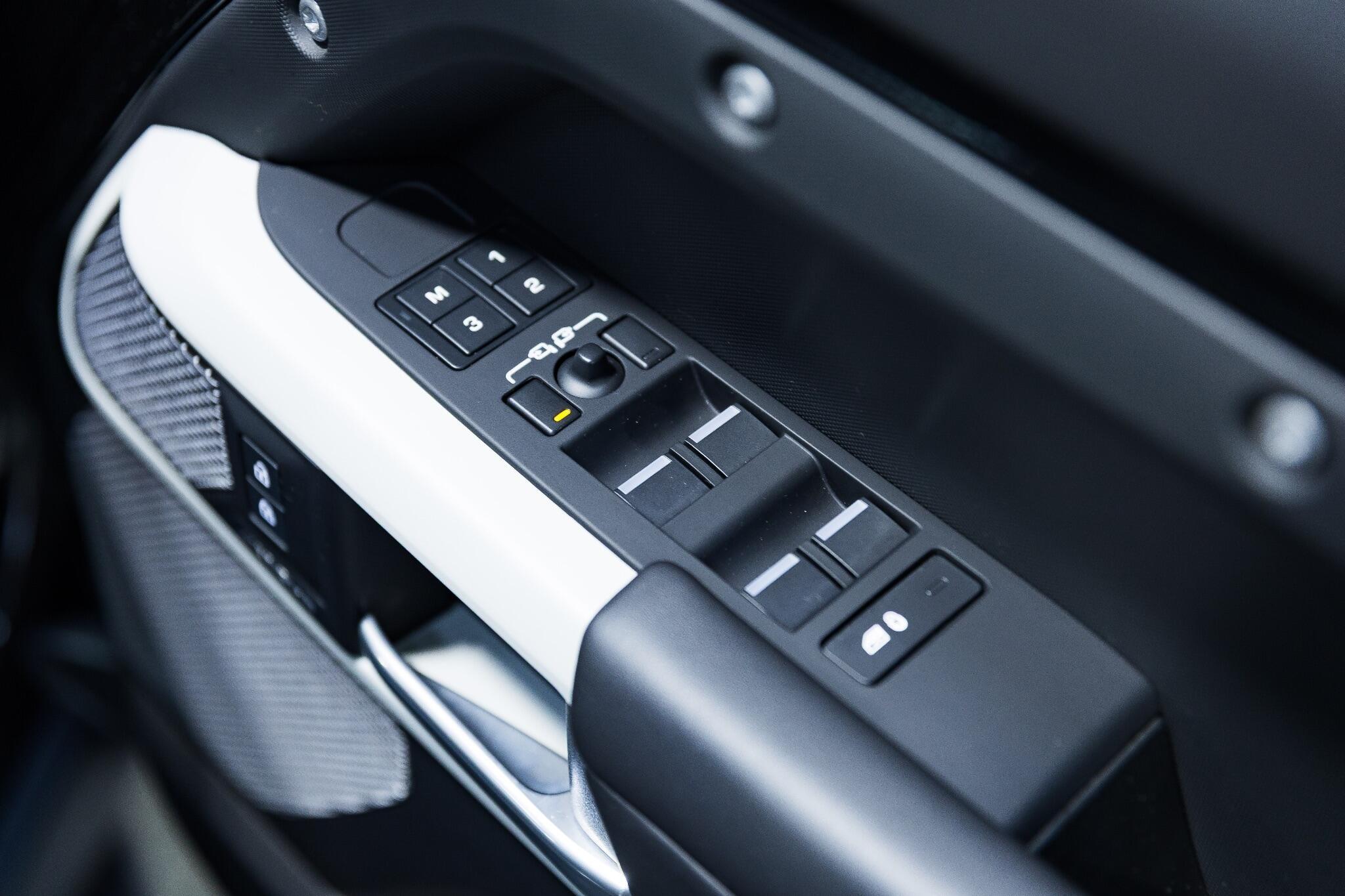 Land Rover Defender 110 - Image 17