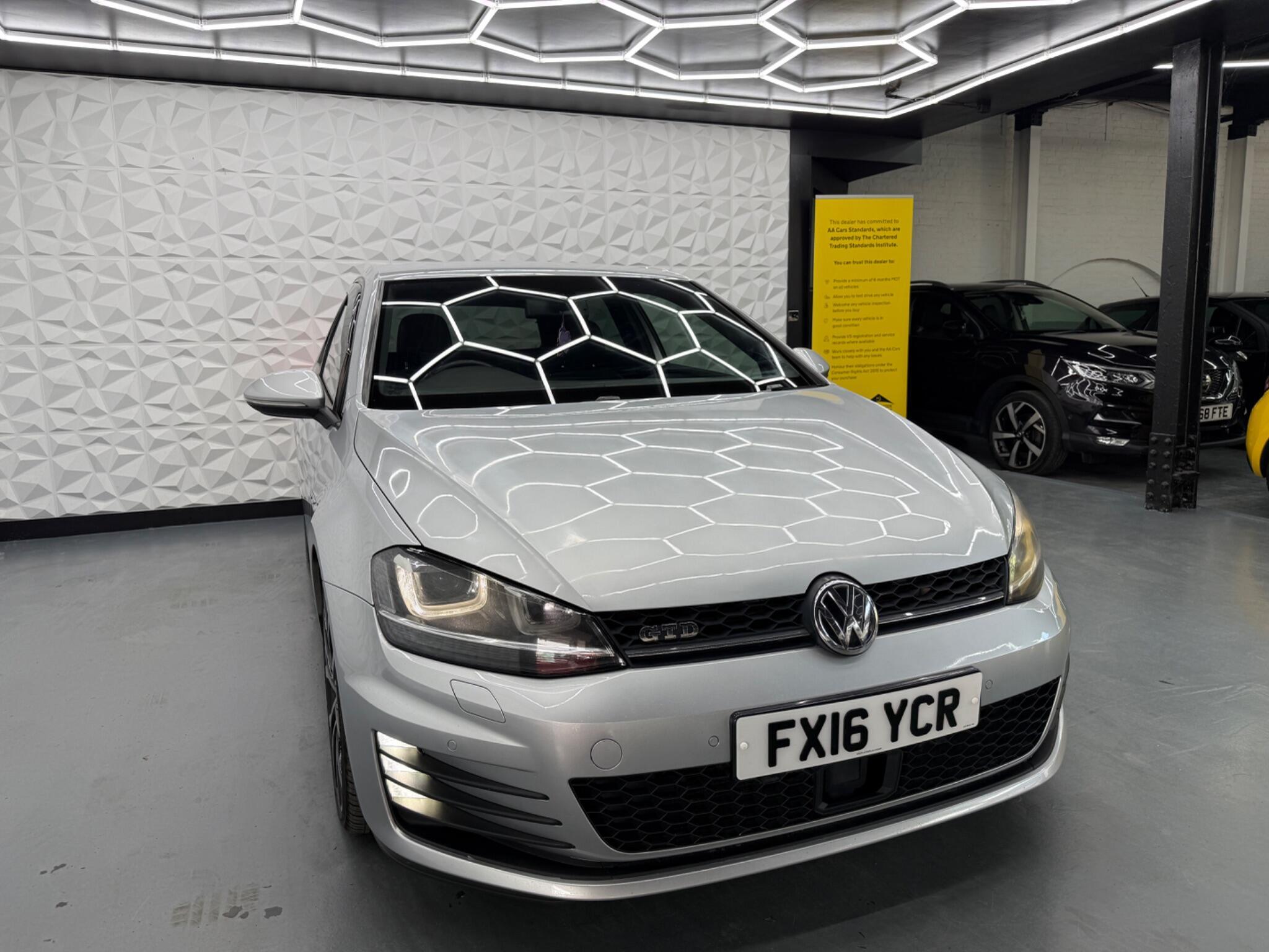 Volkswagen Golf - Image 11