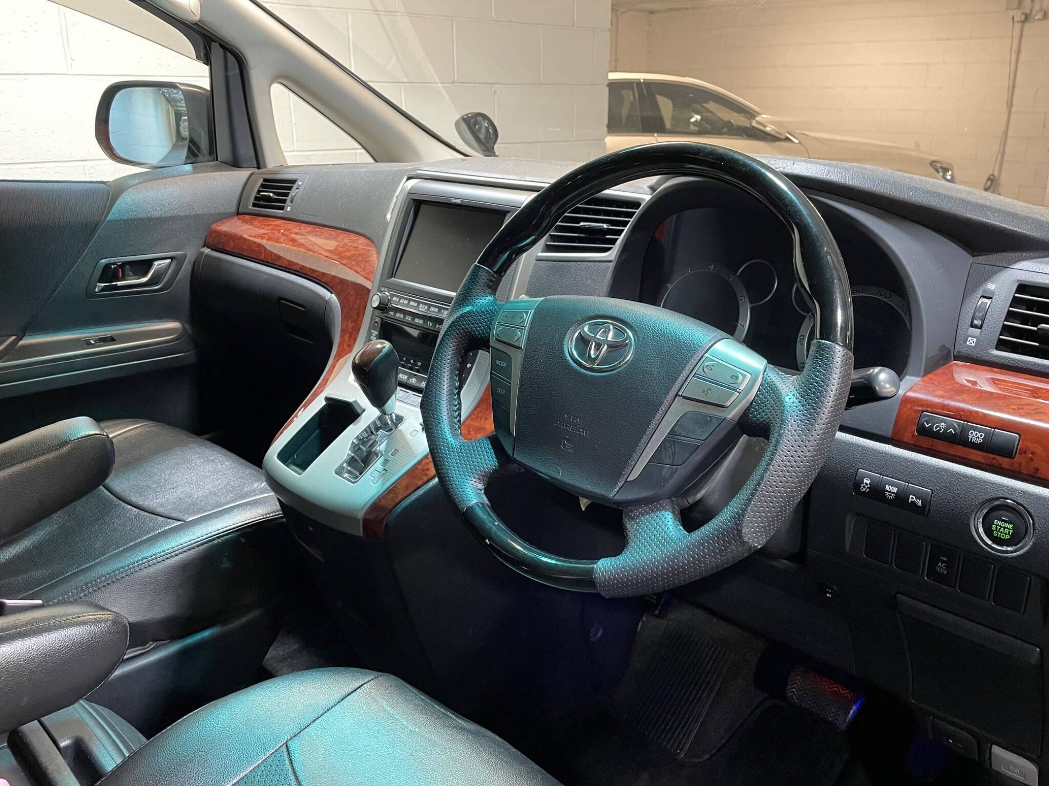 Toyota Vellfire - Image 9
