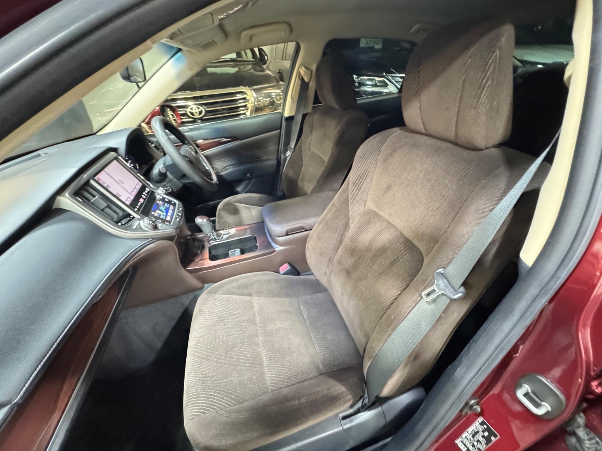 Toyota CROWN - Image 11